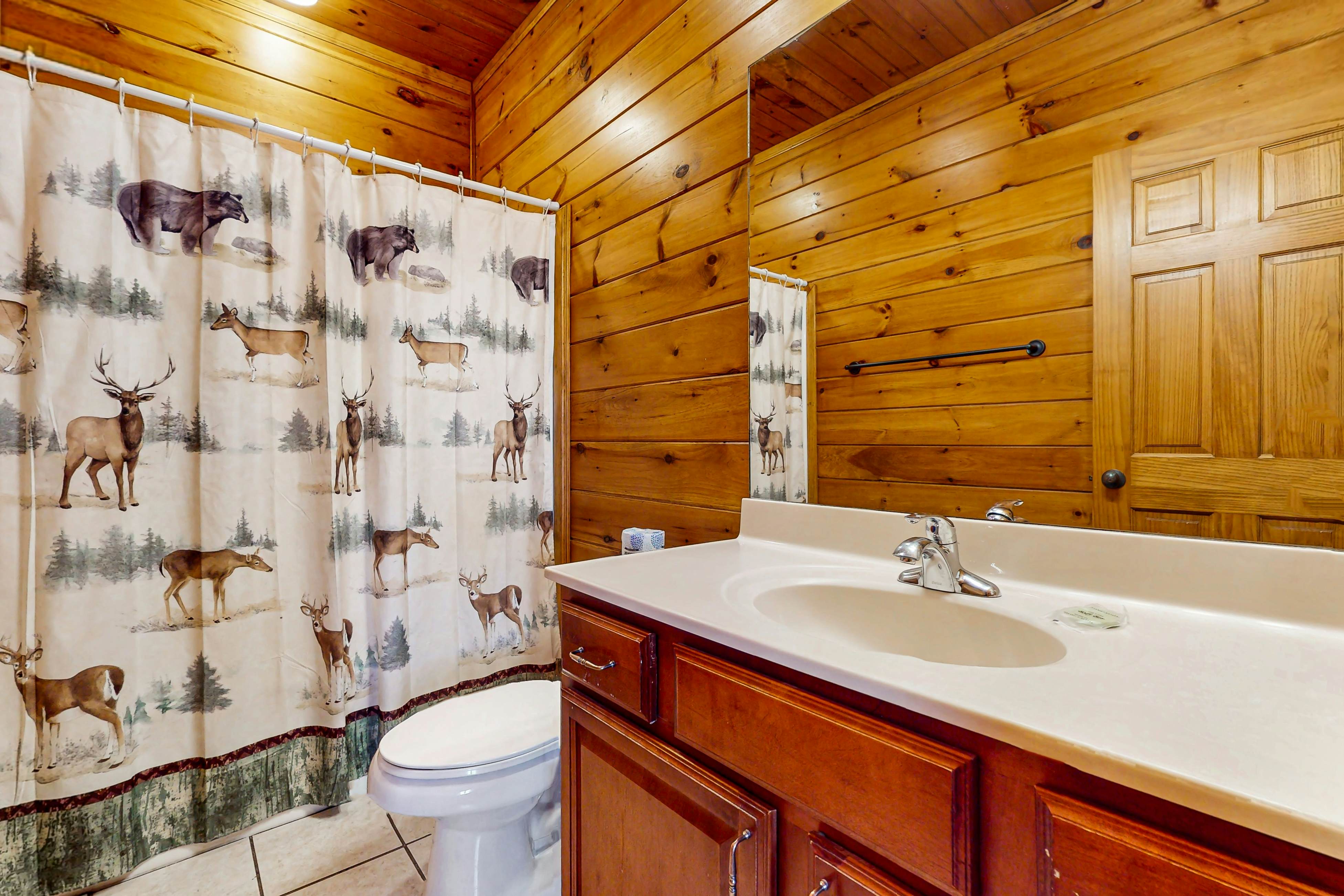 Spacious Mtn Cabin, Sleeps 12・Hot Tub・Game Room