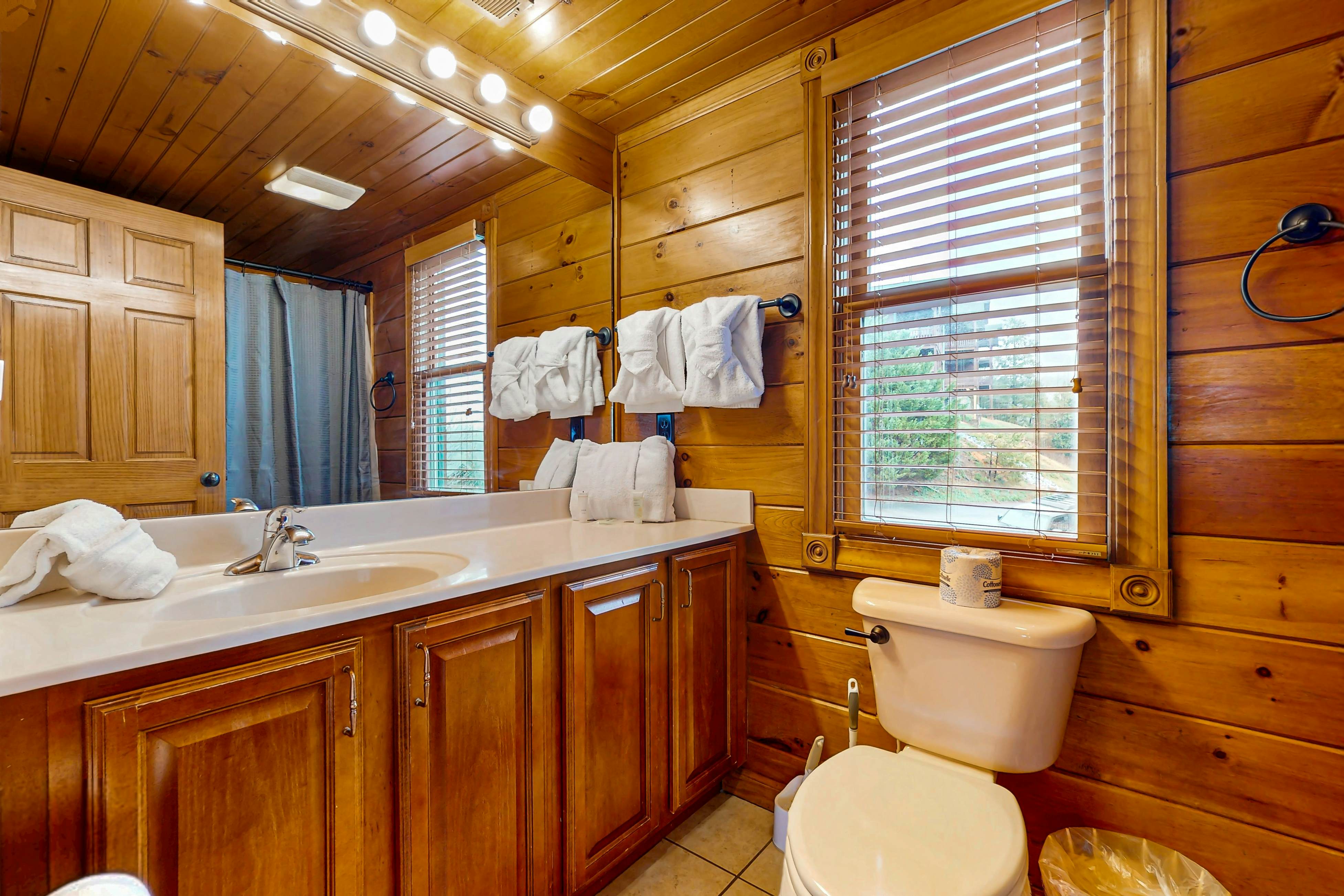 Spacious Mtn Cabin, Sleeps 12・Hot Tub・Game Room