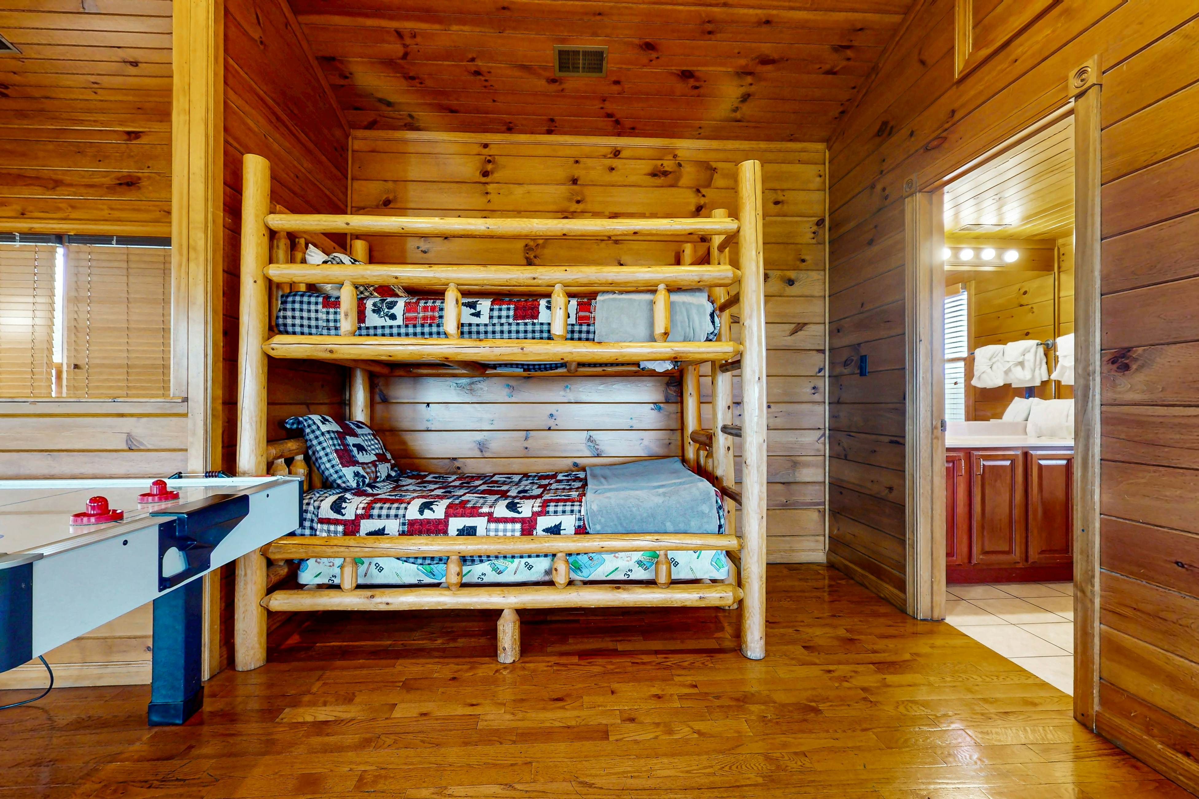 Spacious Mtn Cabin, Sleeps 12・Hot Tub・Game Room