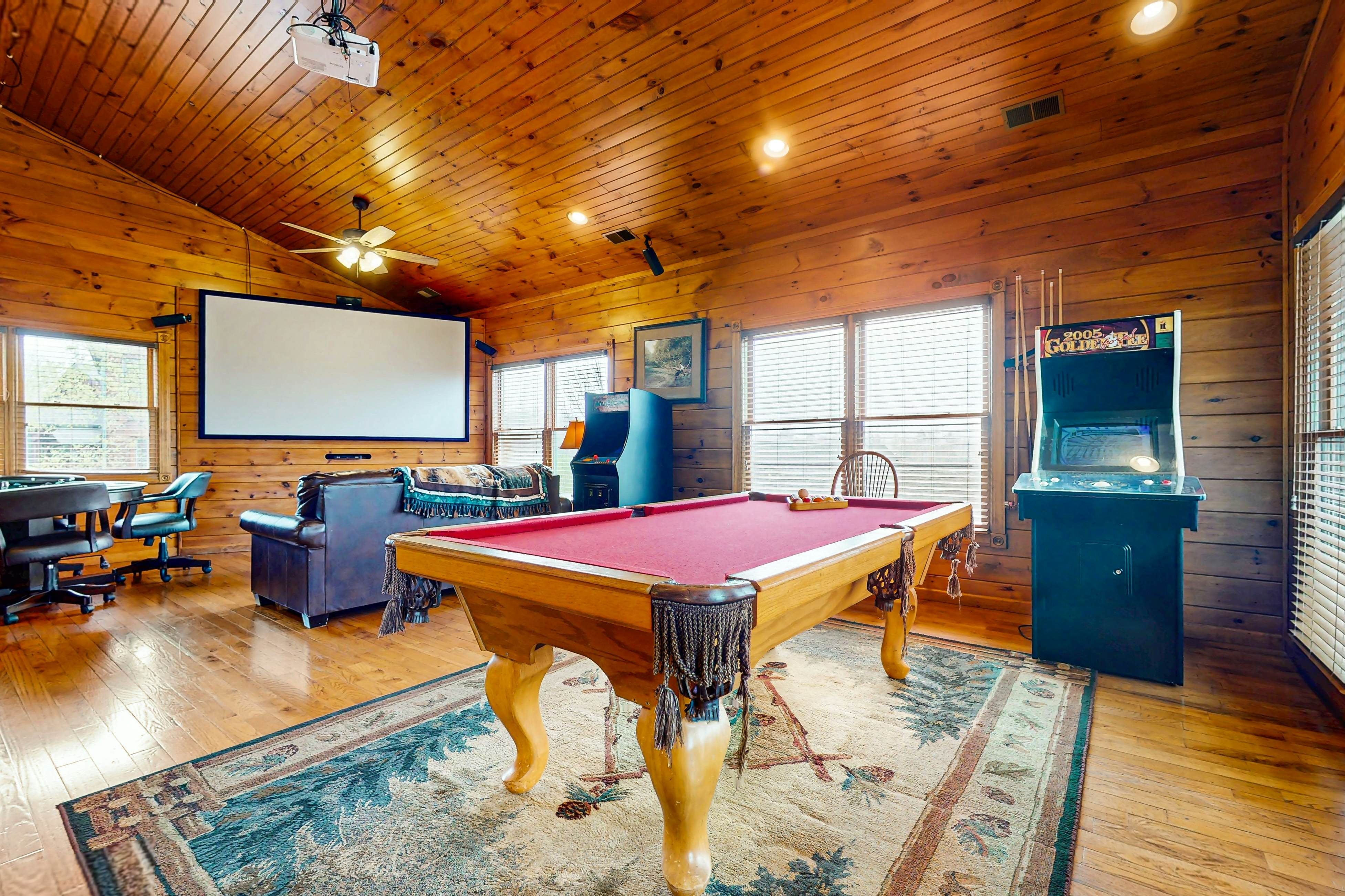 Spacious Mtn Cabin, Sleeps 12・Hot Tub・Game Room