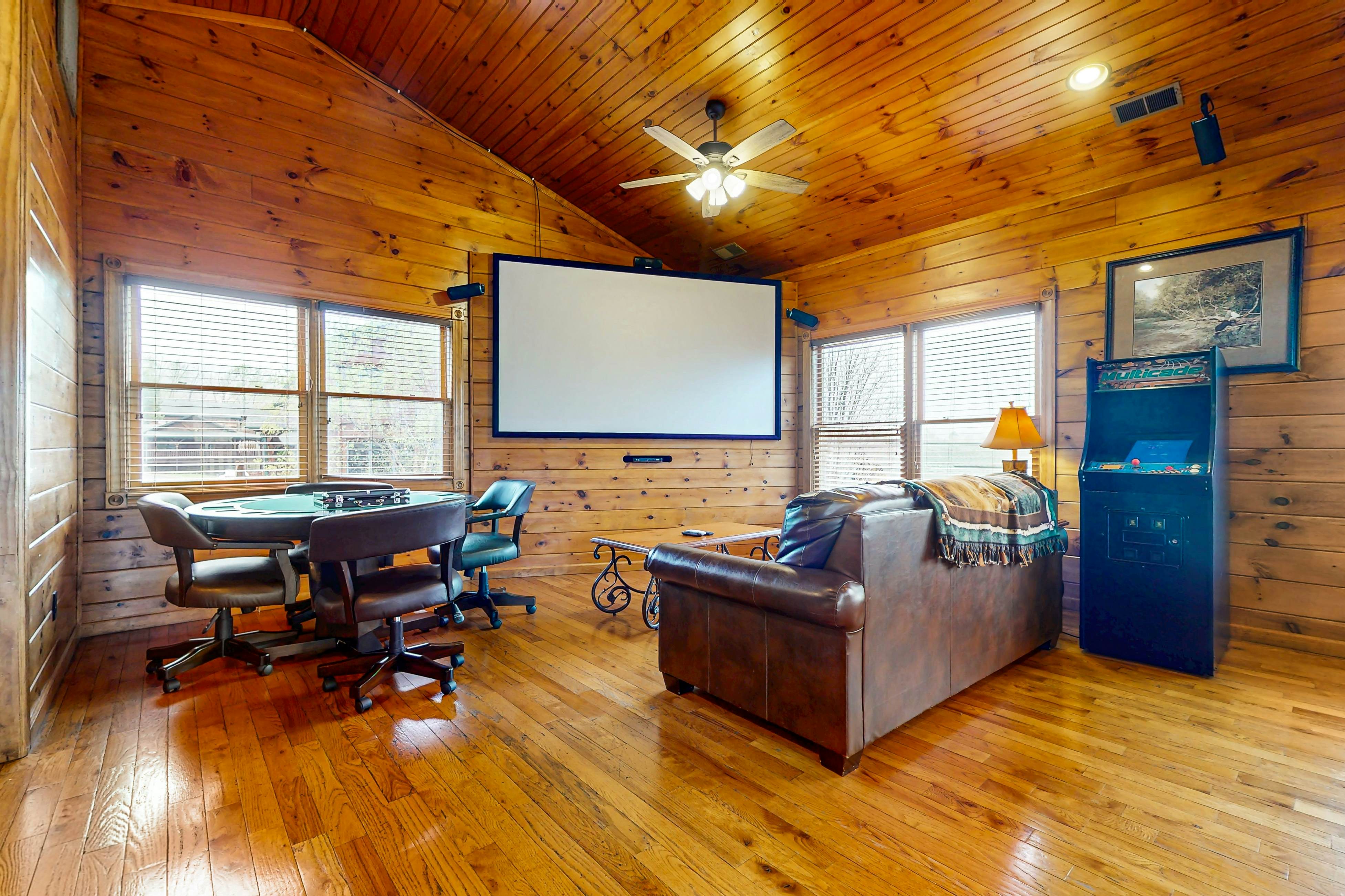 Spacious Mtn Cabin, Sleeps 12・Hot Tub・Game Room