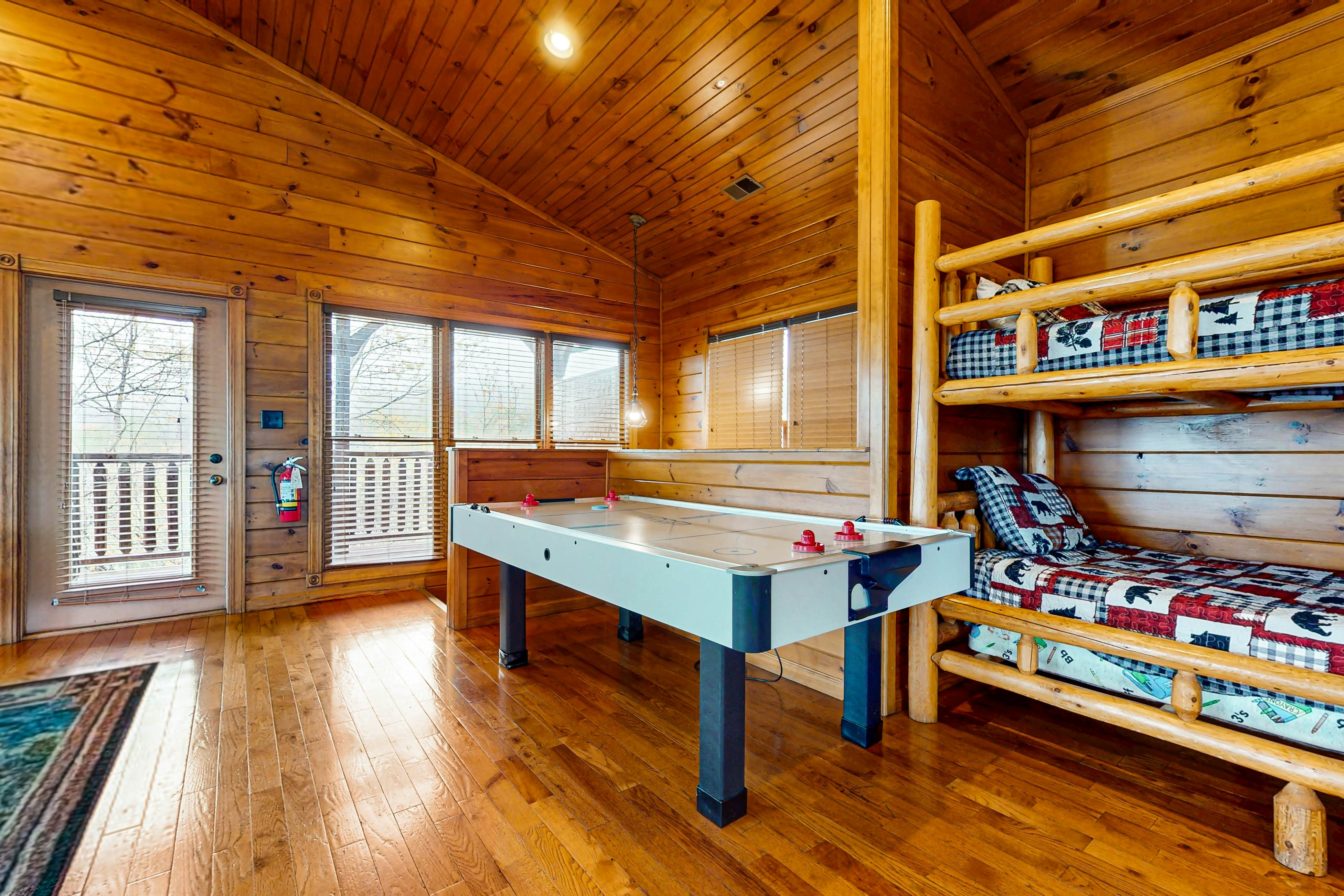 Spacious Mtn Cabin, Sleeps 12・Hot Tub・Game Room