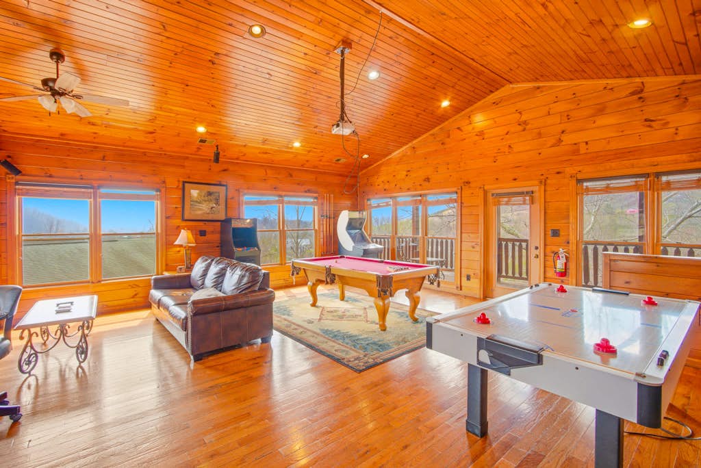 Spacious Mtn Cabin, Sleeps 12, Hot Tub, Game Room