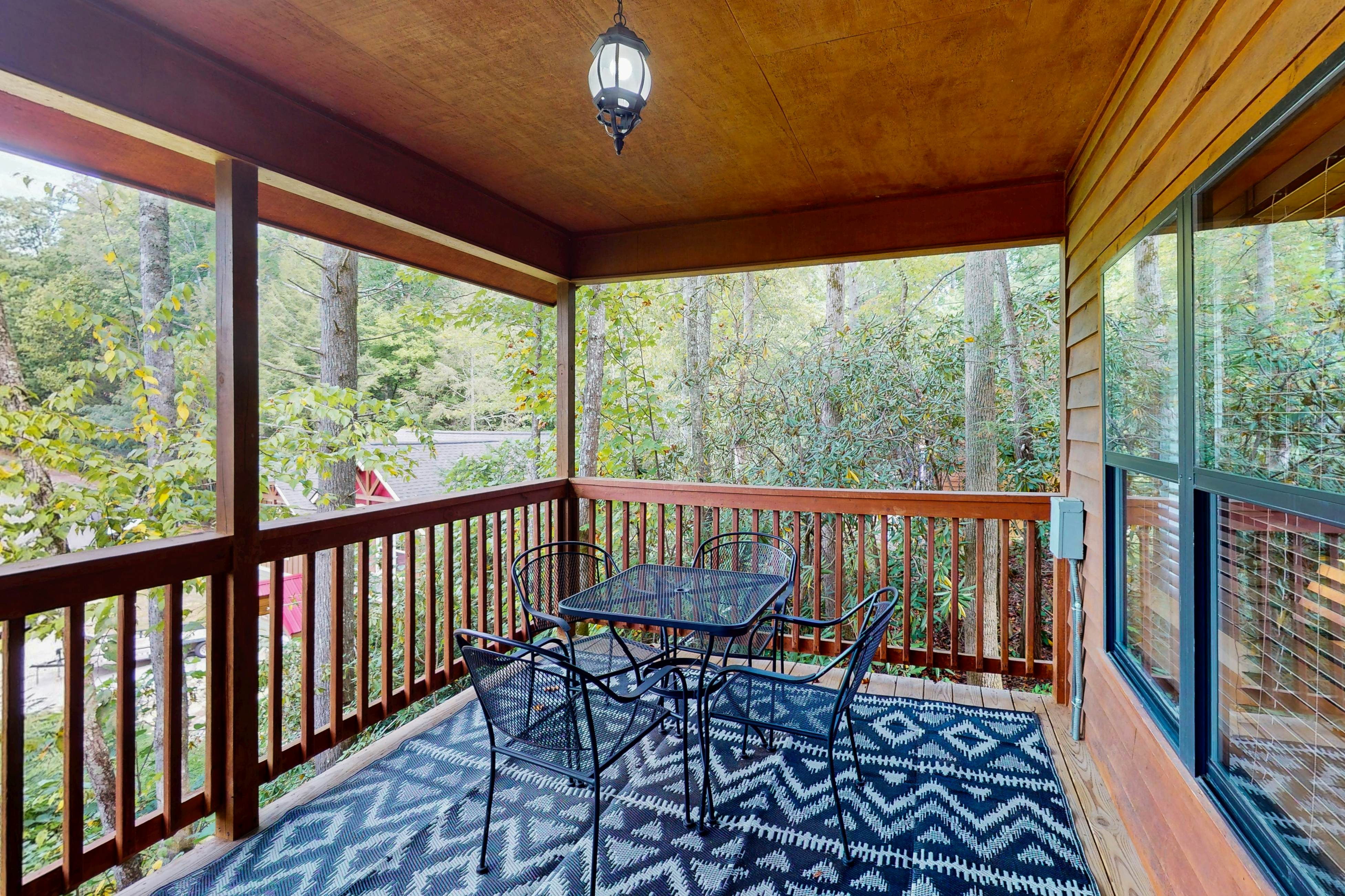 Cozy Cabin, Sleeps 6・Hot Tub・Grill・Games