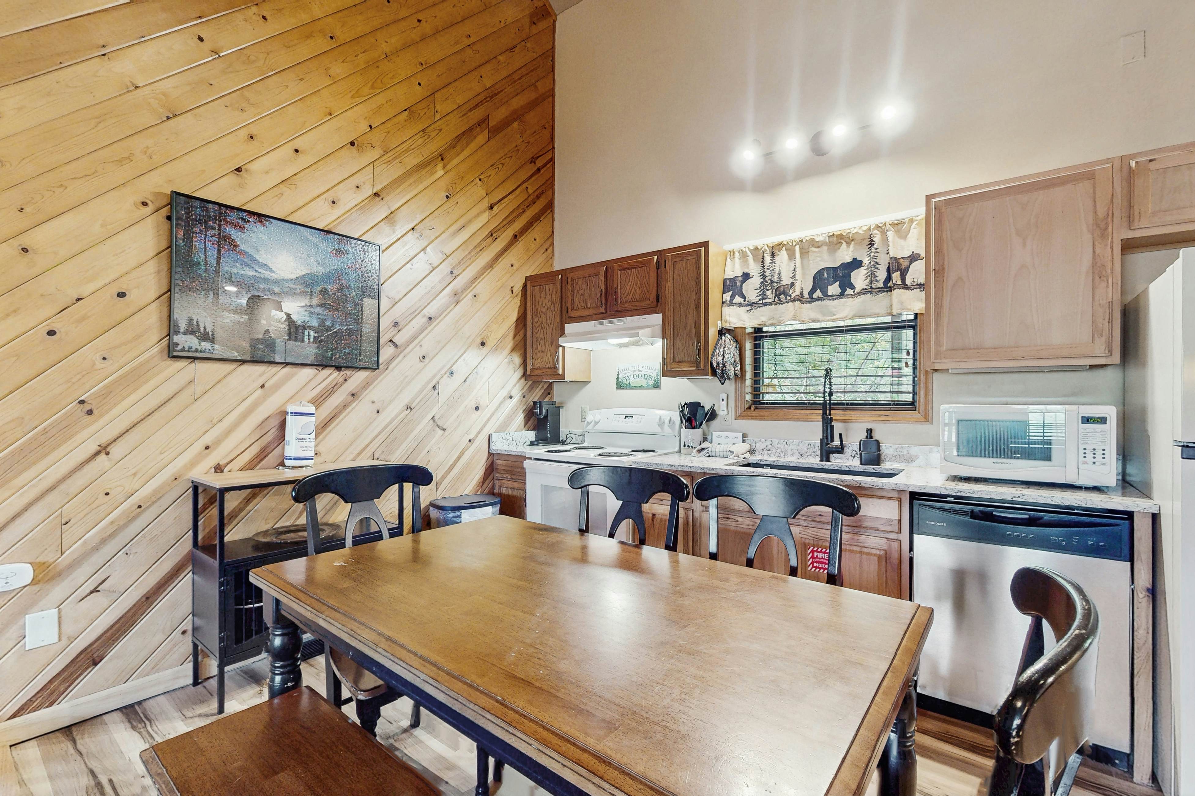 Cozy Cabin, Sleeps 6・Hot Tub・Grill・Games