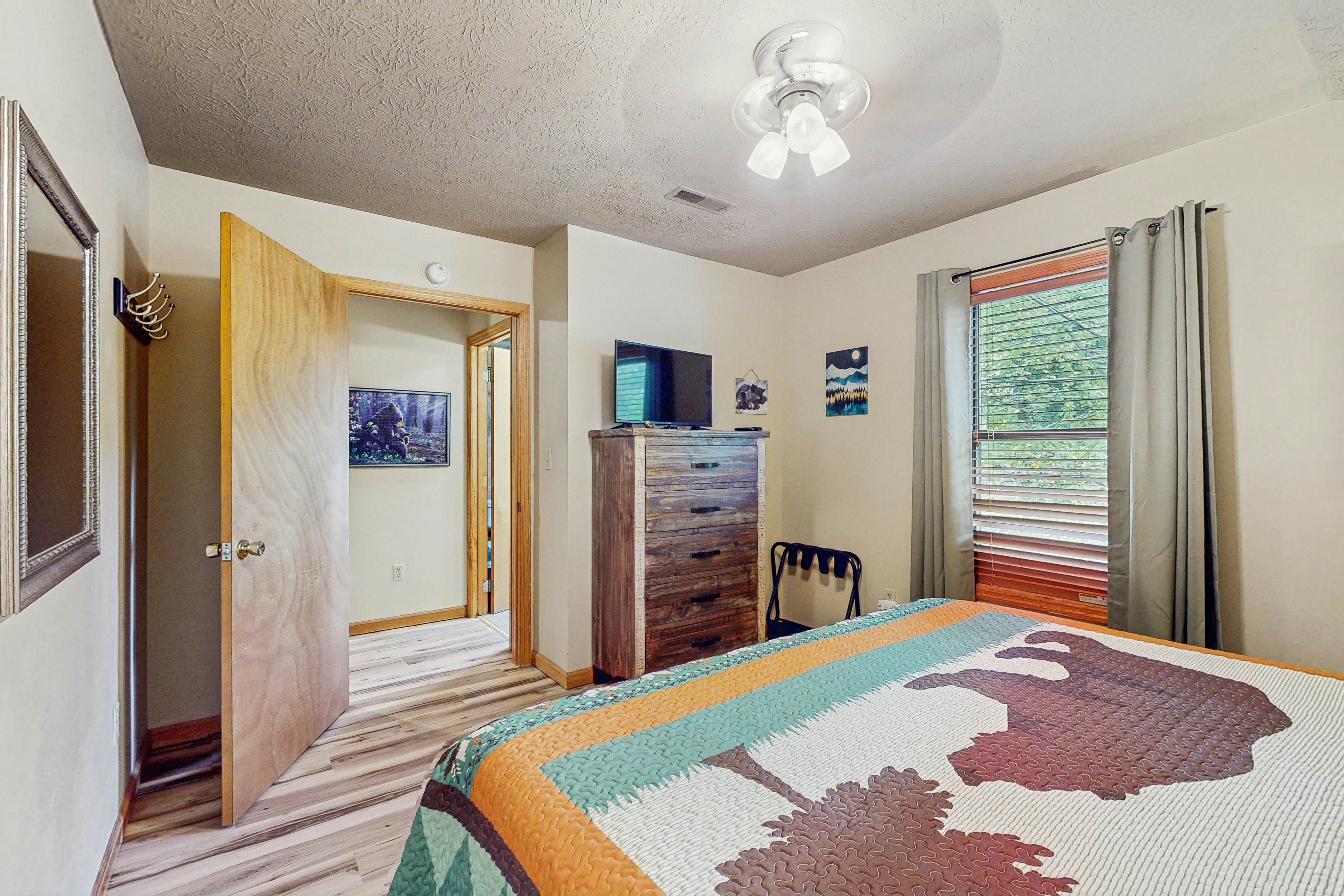 Cozy Cabin, Sleeps 6・Hot Tub・Grill・Games