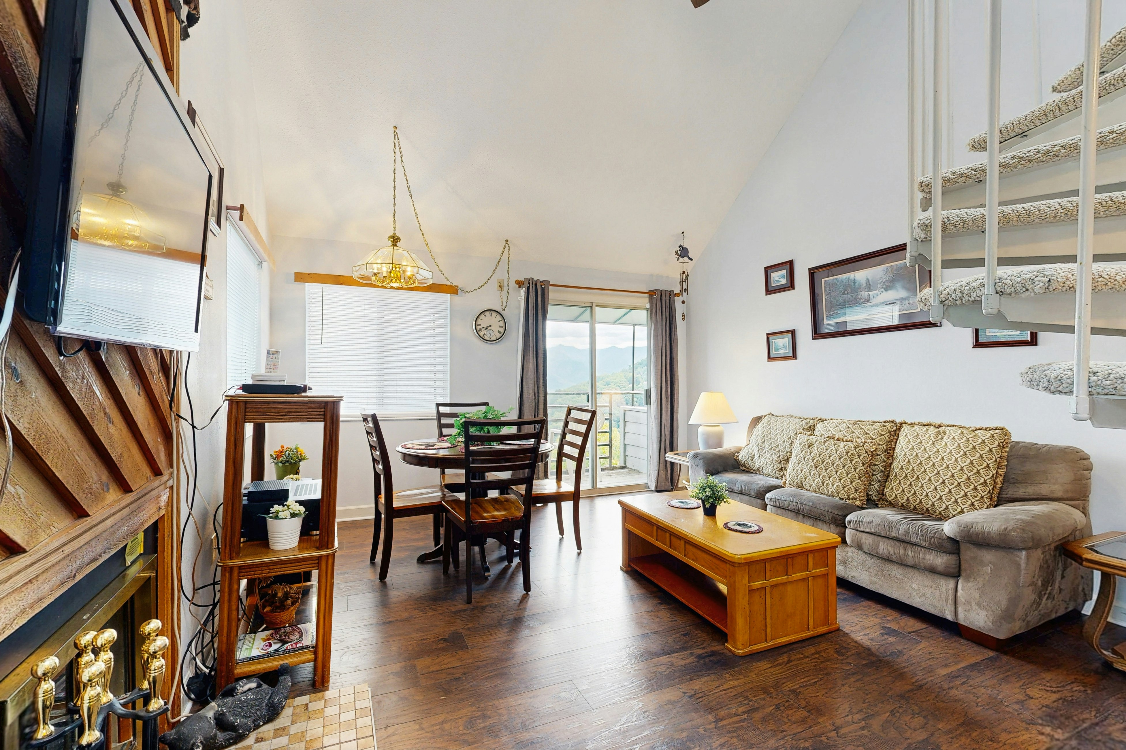 Cheerful condo above Gatlinburg w/pools, hot tub, W/D and WiFi