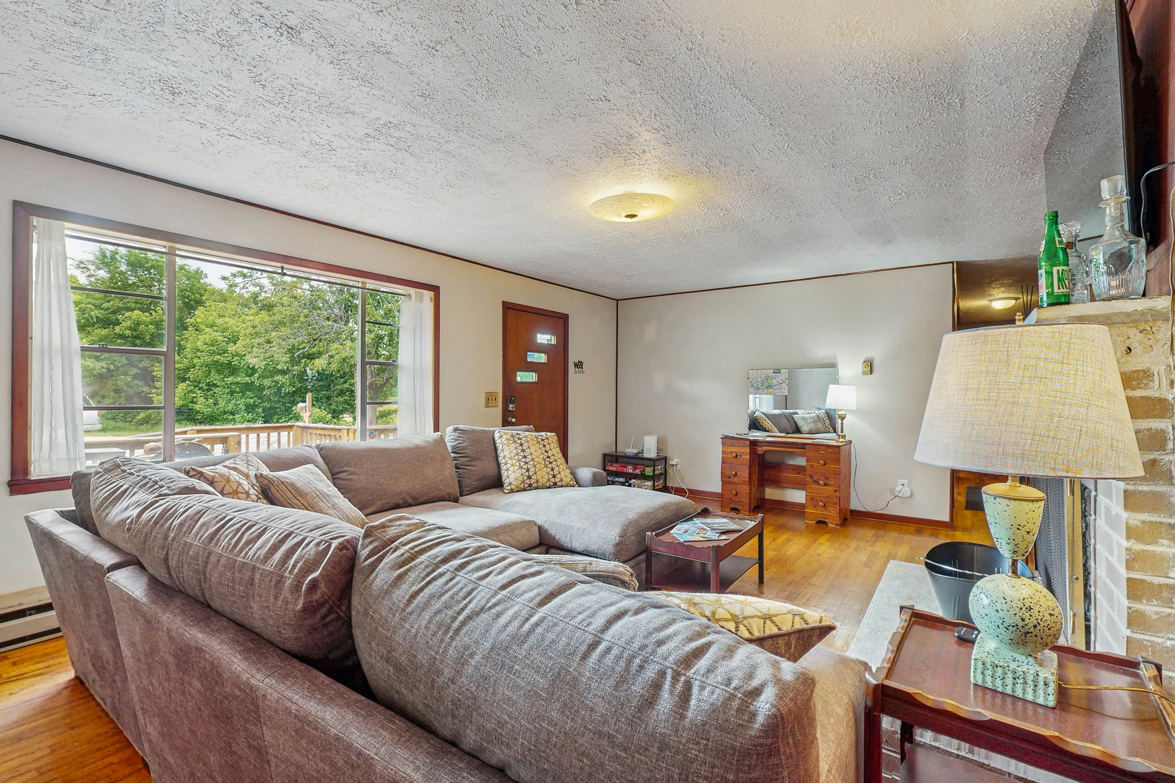 Cozy Lake Getaway dog-friendly home with fire pit, fireplace, Wi-Fi, entry ramp