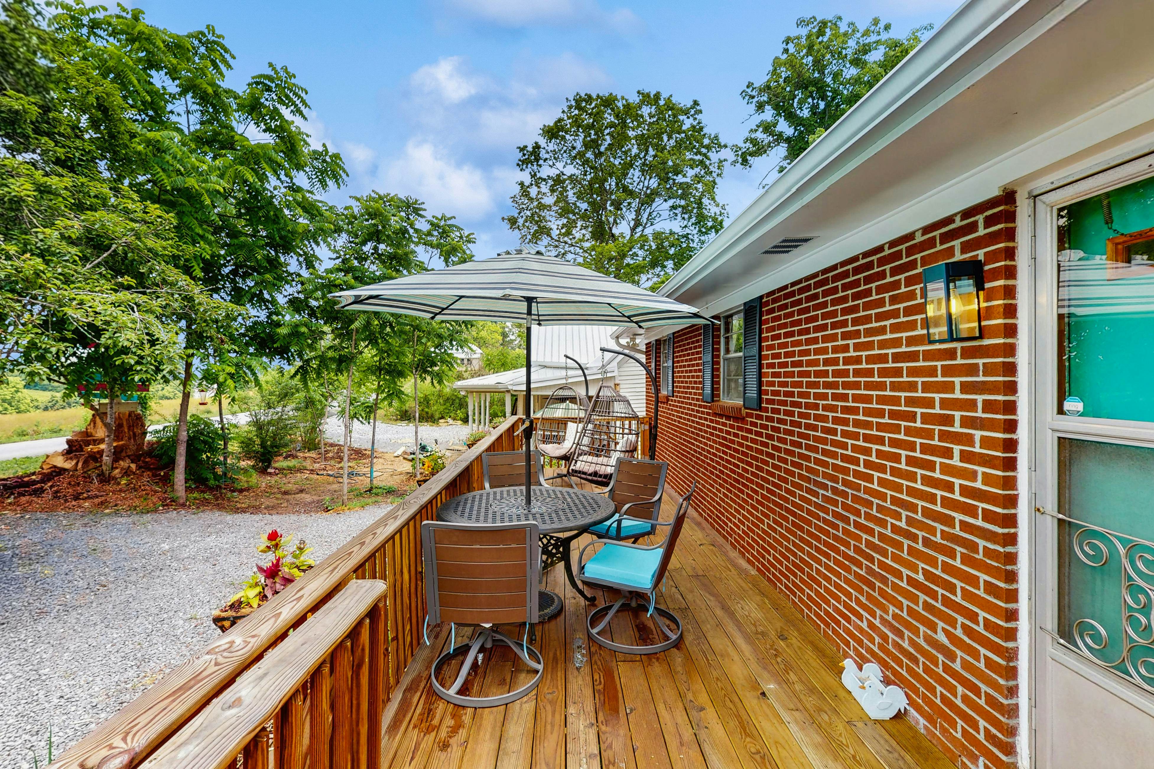 Cozy Lake Getaway dog-friendly home with fire pit, fireplace, Wi-Fi, entry ramp