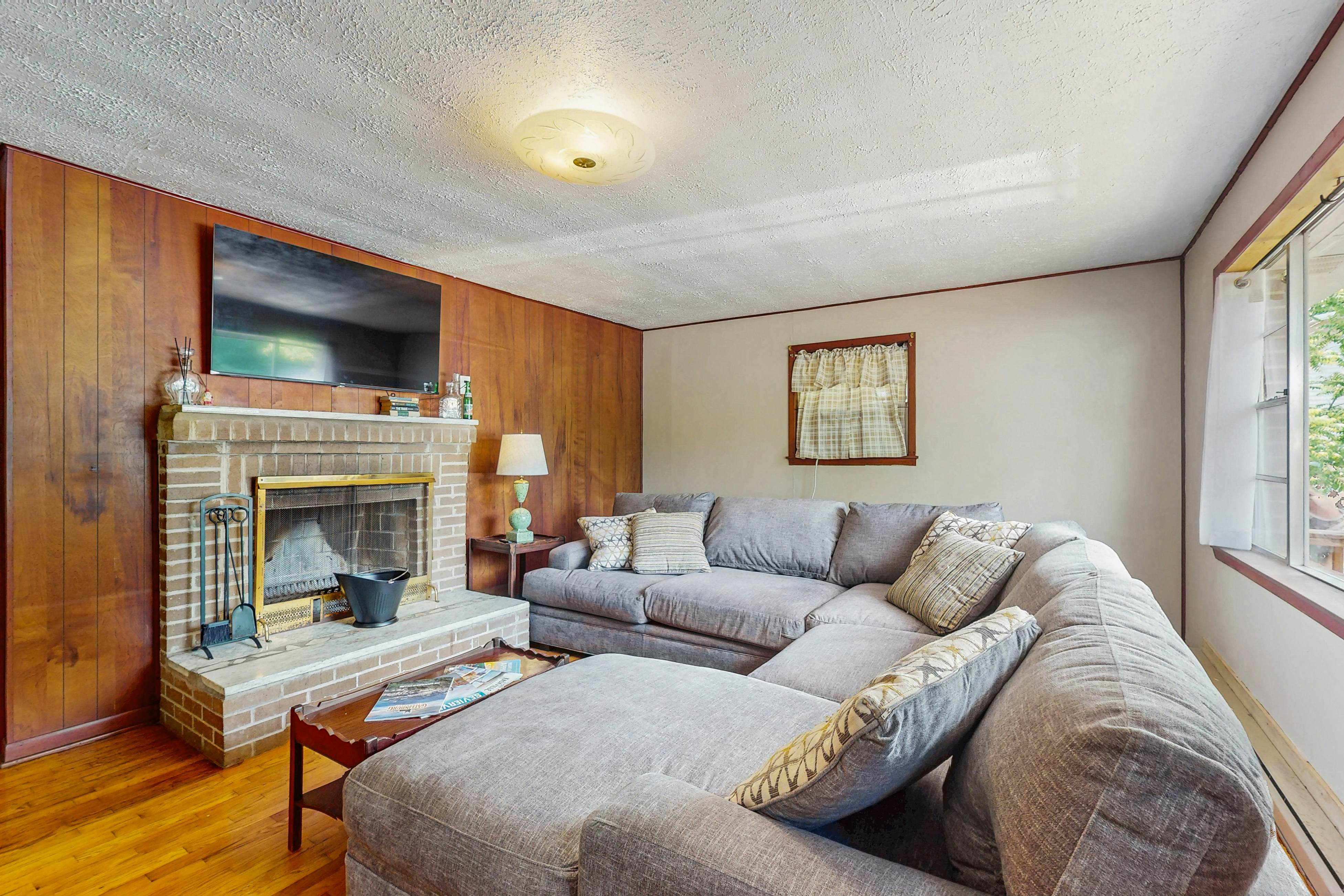 Cozy Lake Getaway dog-friendly home with fire pit, fireplace, Wi-Fi, entry ramp