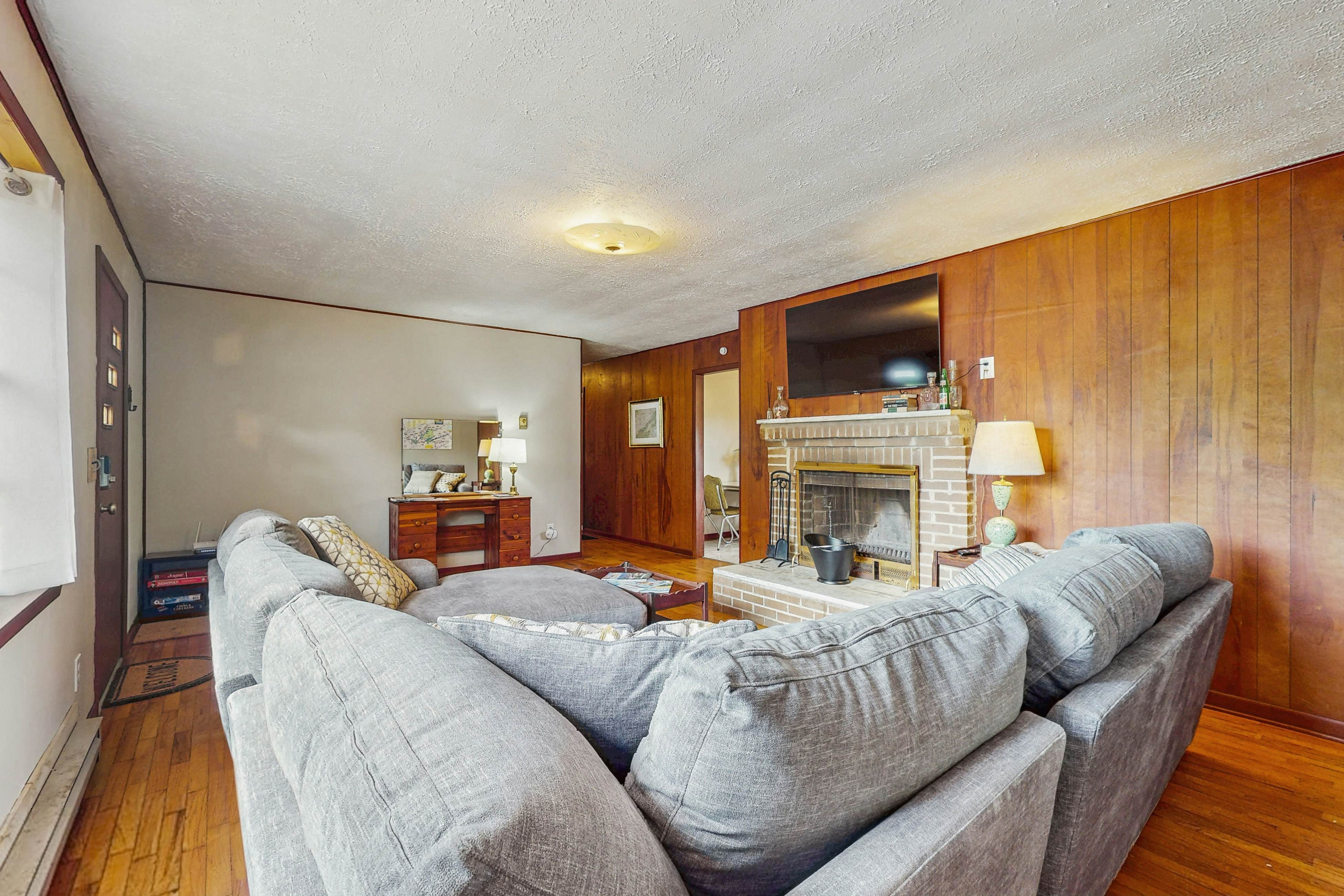 Cozy Lake Getaway dog-friendly home with fire pit, fireplace, Wi-Fi, entry ramp