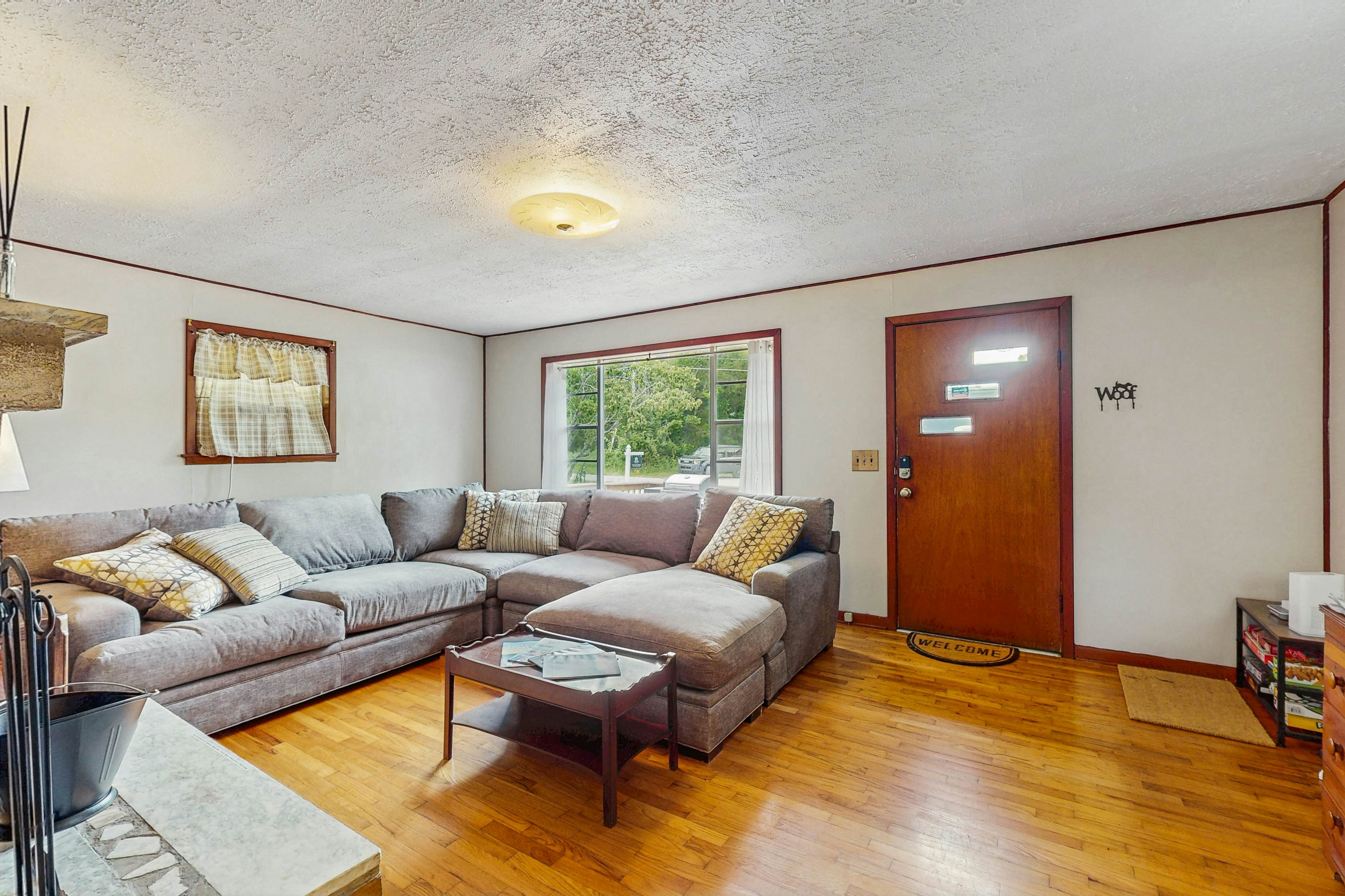 Cozy Lake Getaway dog-friendly home with fire pit, fireplace, Wi-Fi, entry ramp