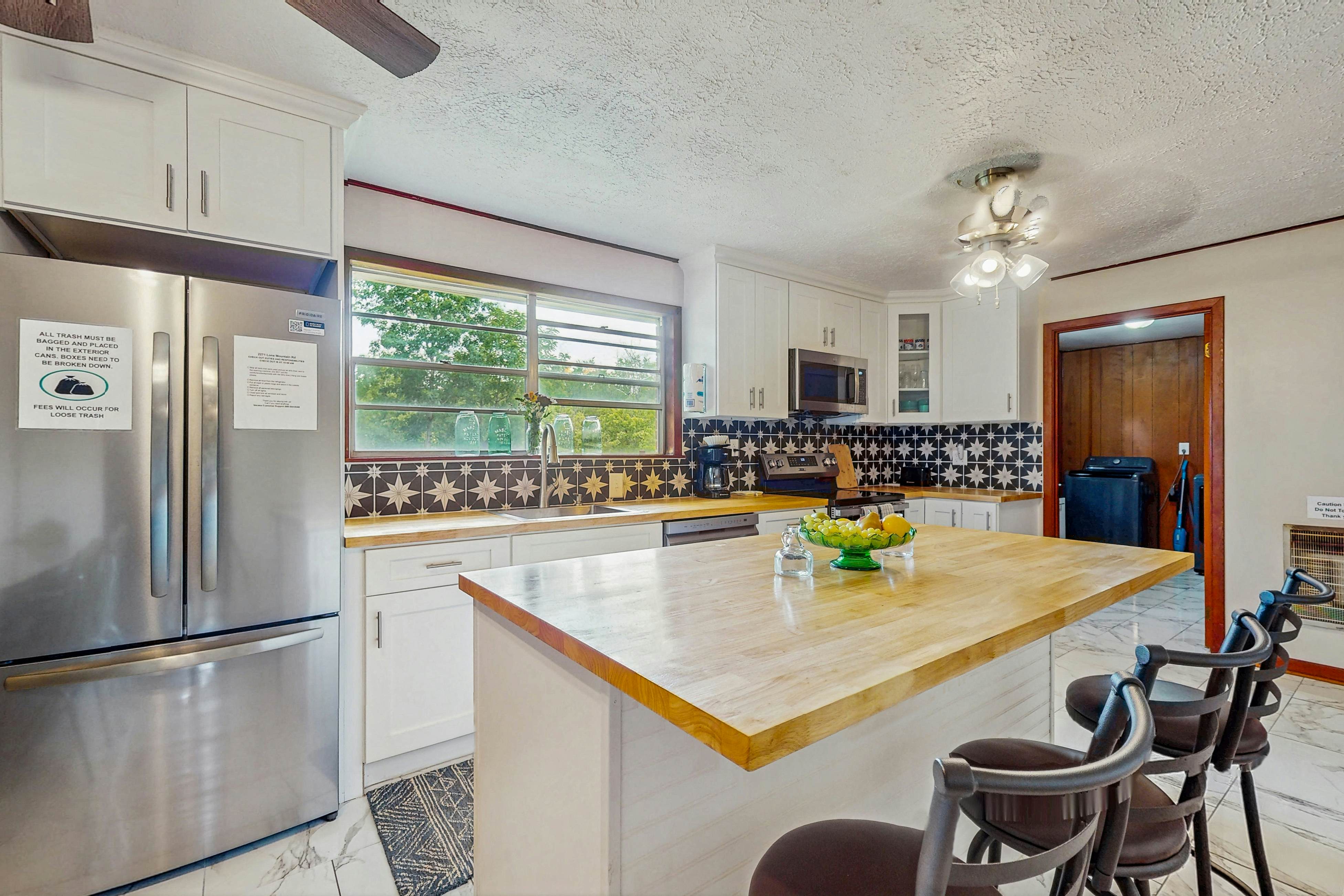 Cozy Lake Getaway dog-friendly home with fire pit, fireplace, Wi-Fi, entry ramp