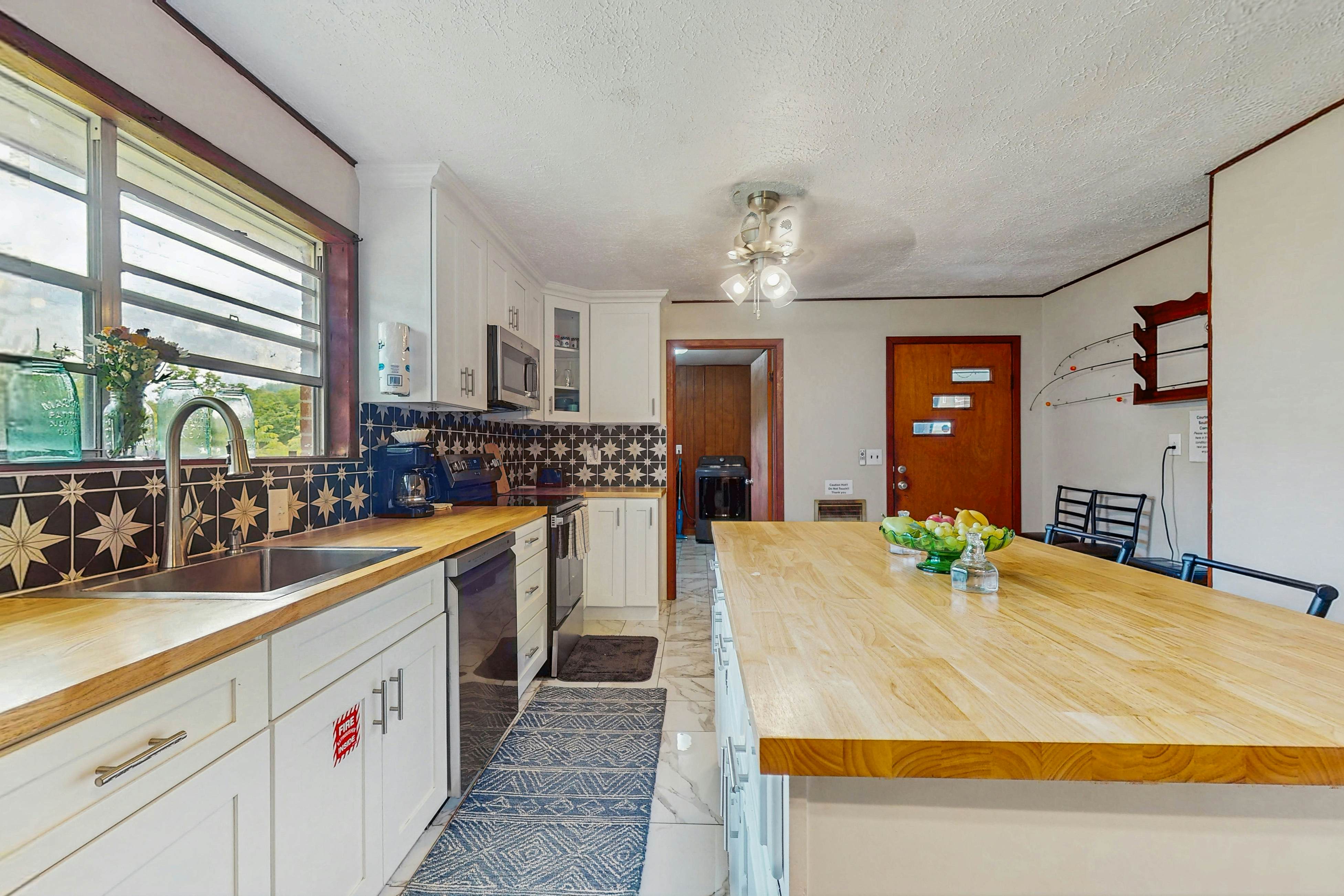 Cozy Lake Getaway dog-friendly home with fire pit, fireplace, Wi-Fi, entry ramp