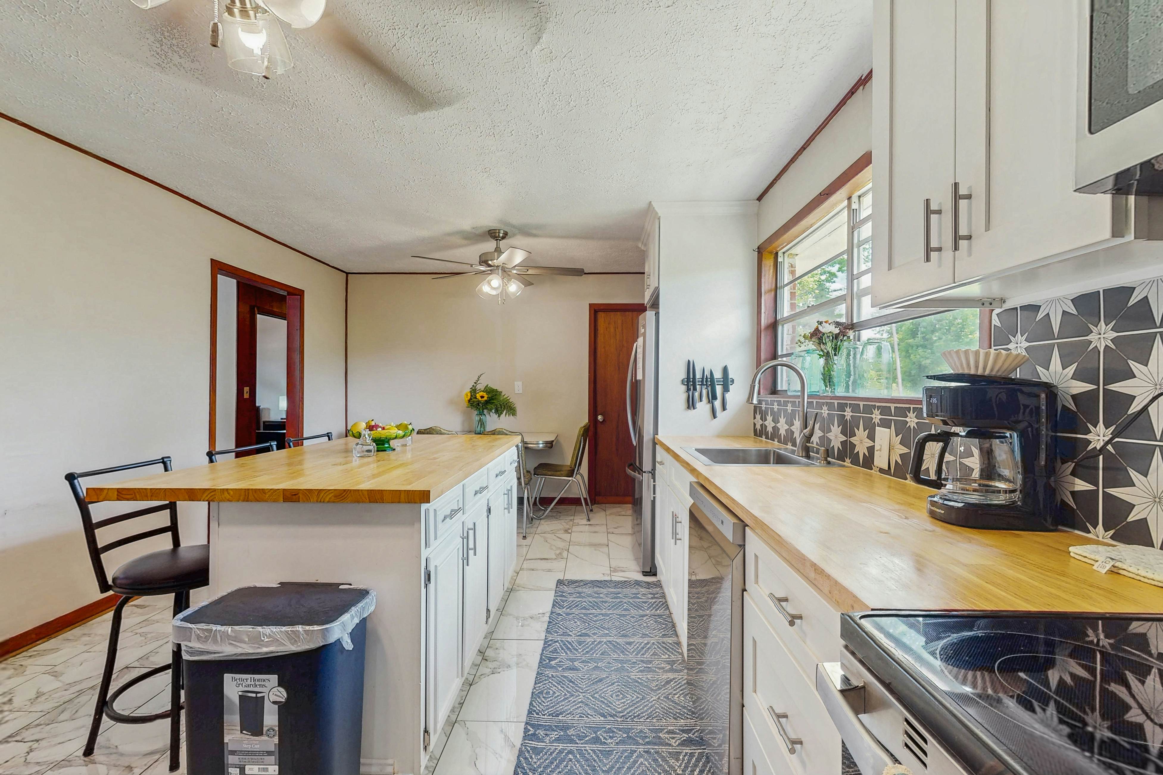 Cozy Lake Getaway dog-friendly home with fire pit, fireplace, Wi-Fi, entry ramp