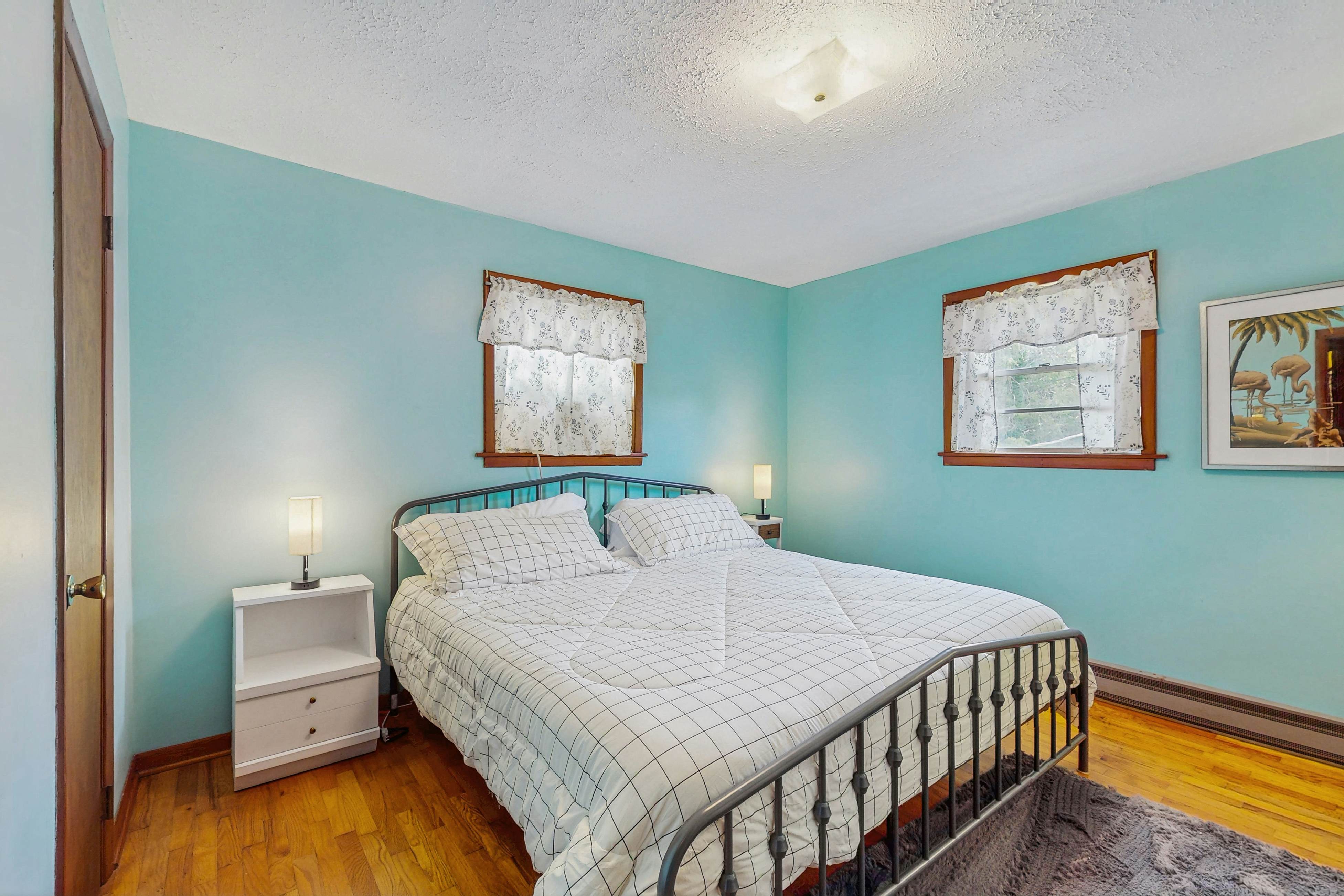 Cozy Lake Getaway dog-friendly home with fire pit, fireplace, Wi-Fi, entry ramp