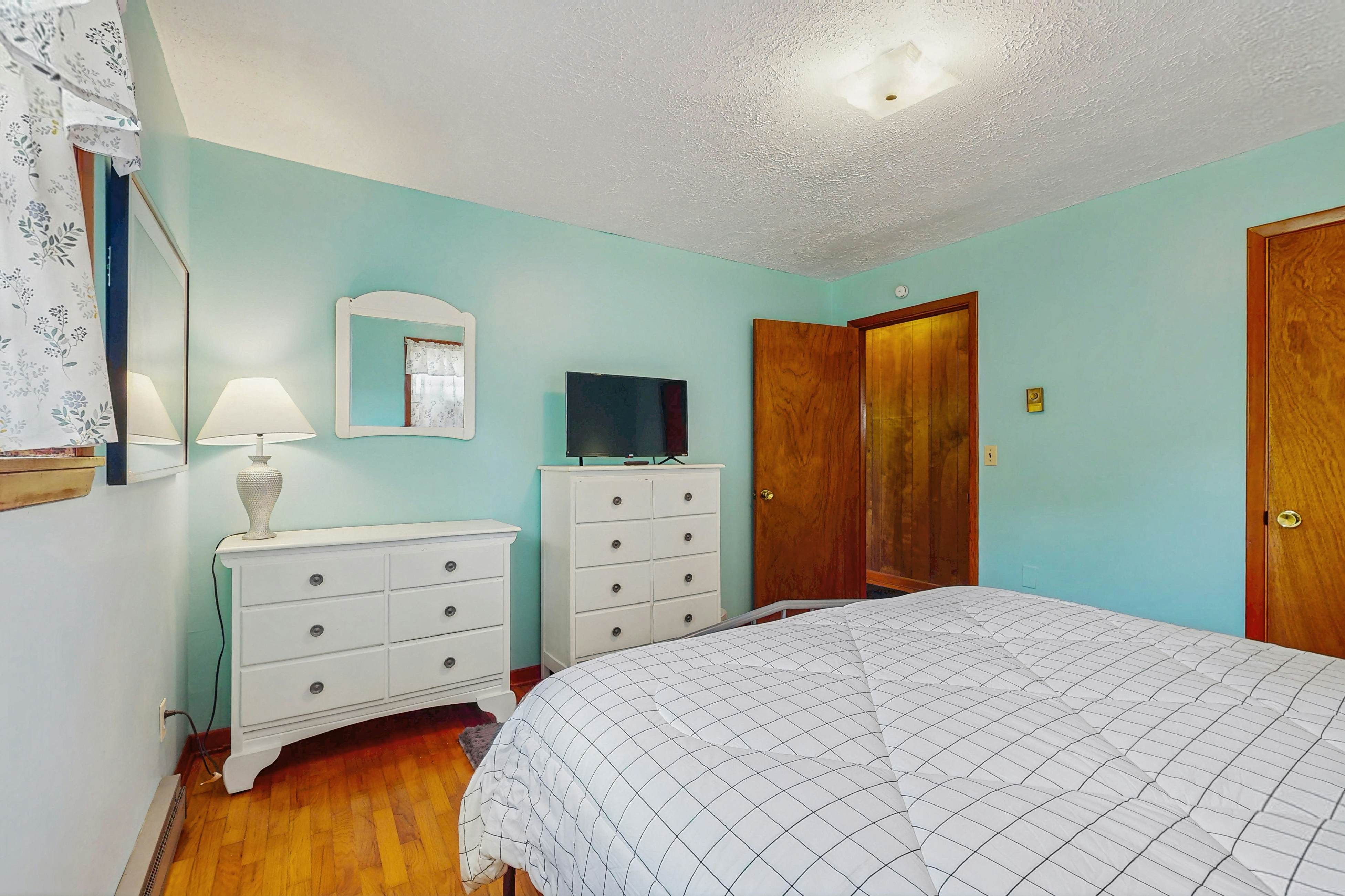 Cozy Lake Getaway dog-friendly home with fire pit, fireplace, Wi-Fi, entry ramp