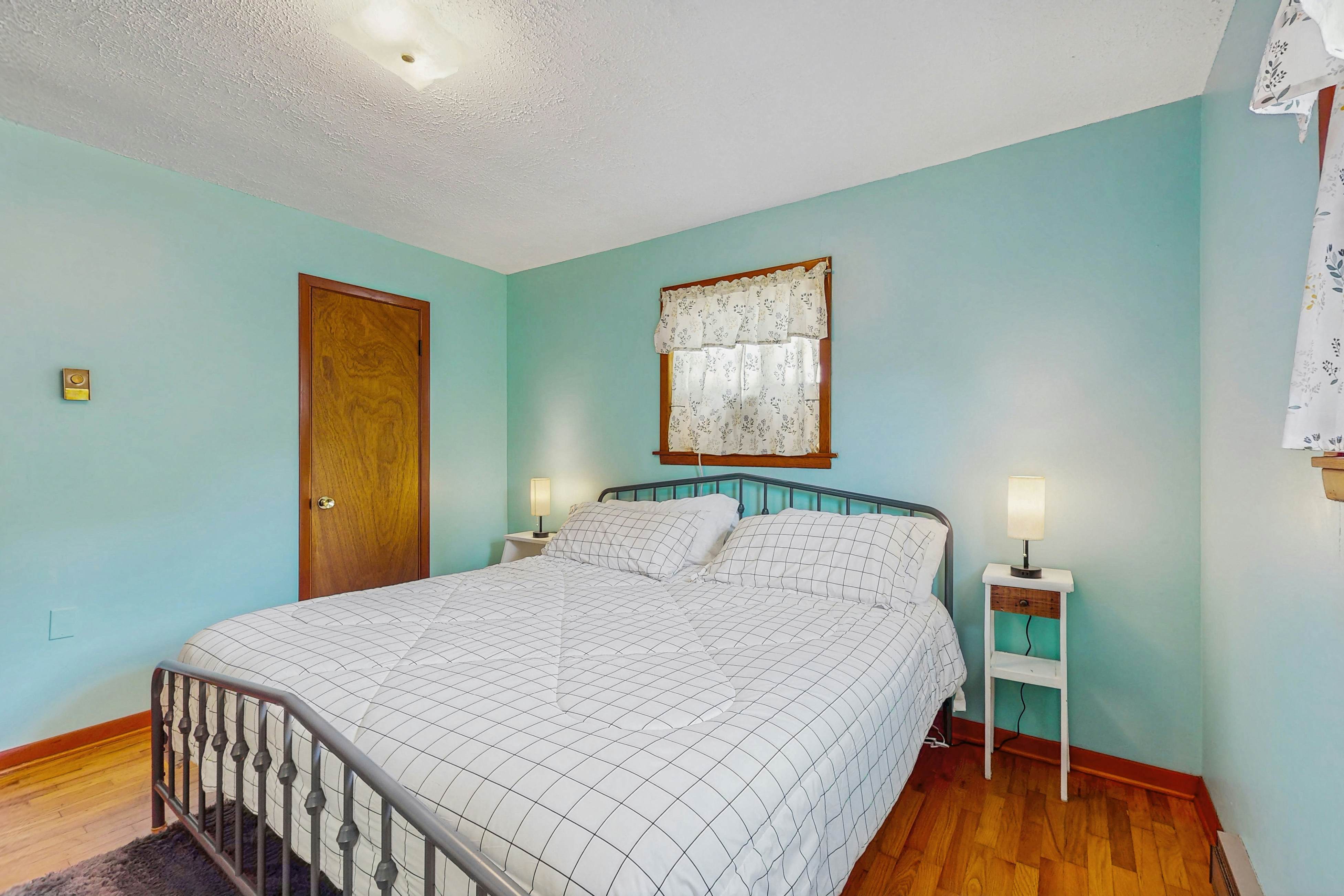 Cozy Lake Getaway dog-friendly home with fire pit, fireplace, Wi-Fi, entry ramp