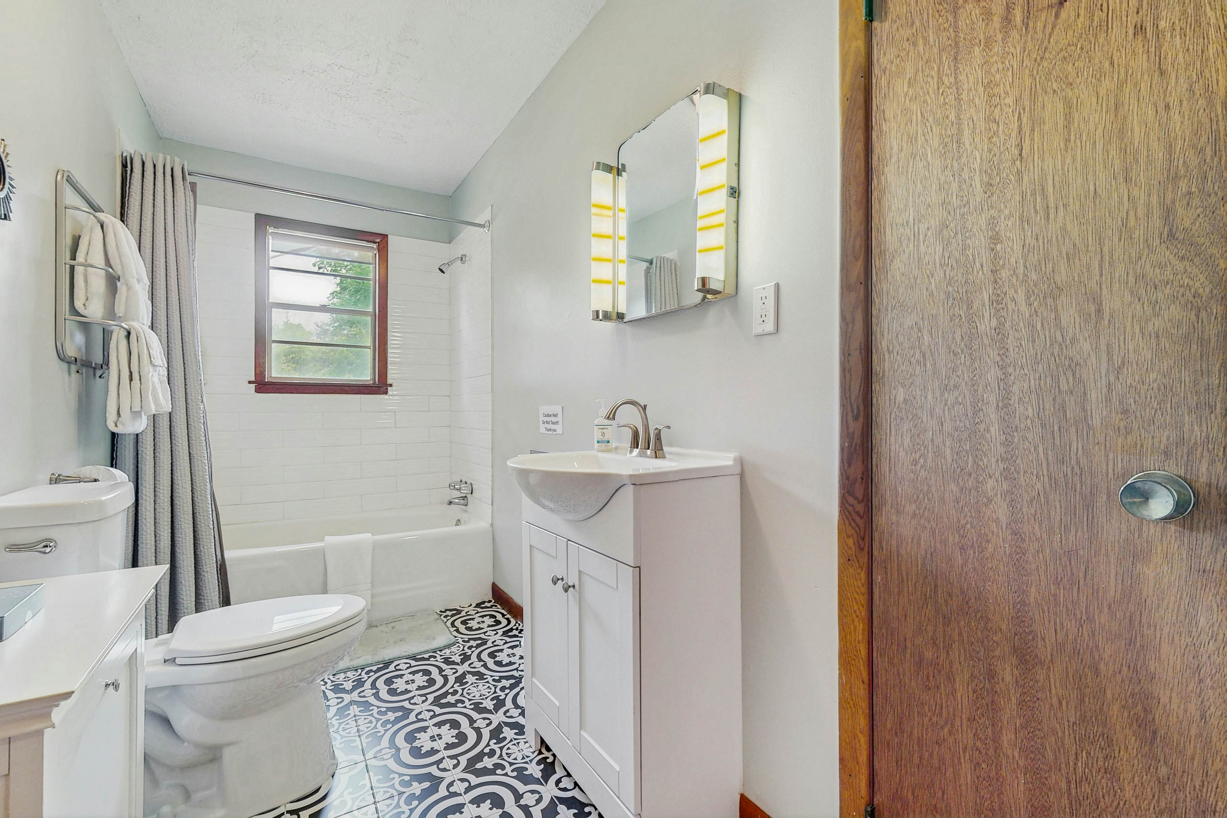 Cozy Lake Getaway dog-friendly home with fire pit, fireplace, Wi-Fi, entry ramp