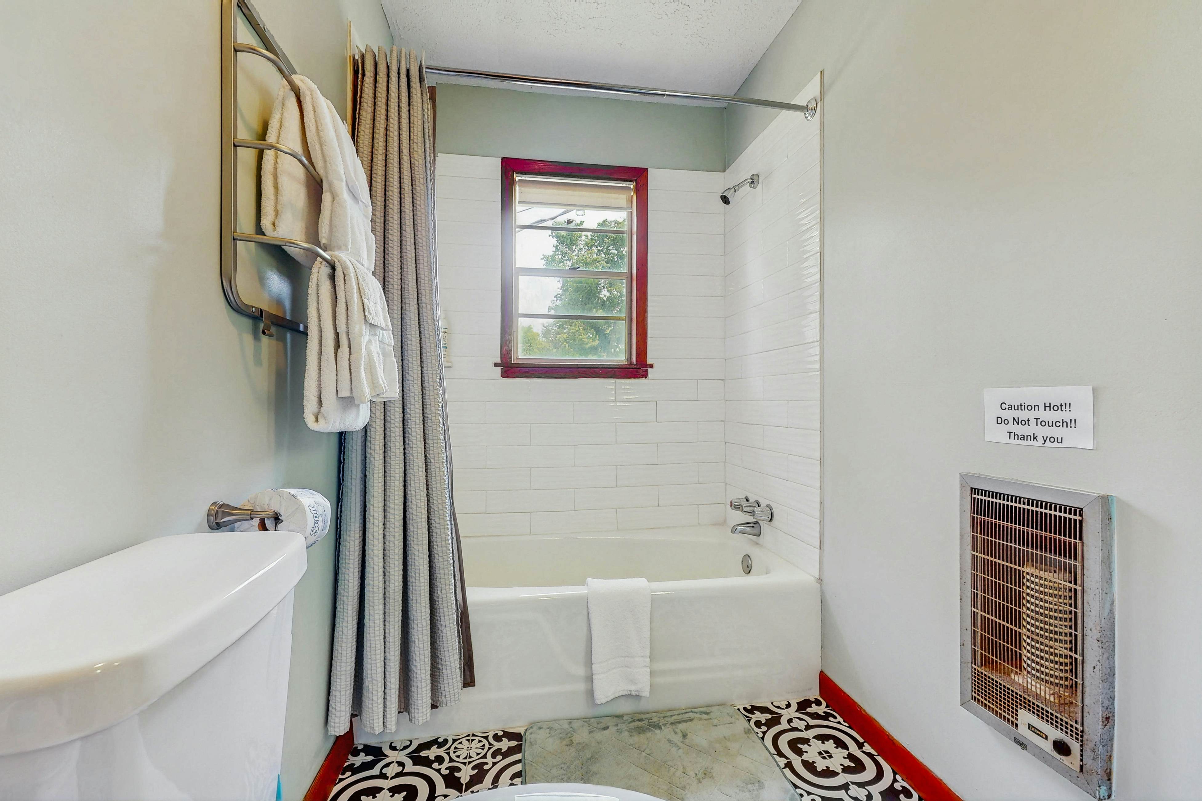 Cozy Lake Getaway dog-friendly home with fire pit, fireplace, Wi-Fi, entry ramp