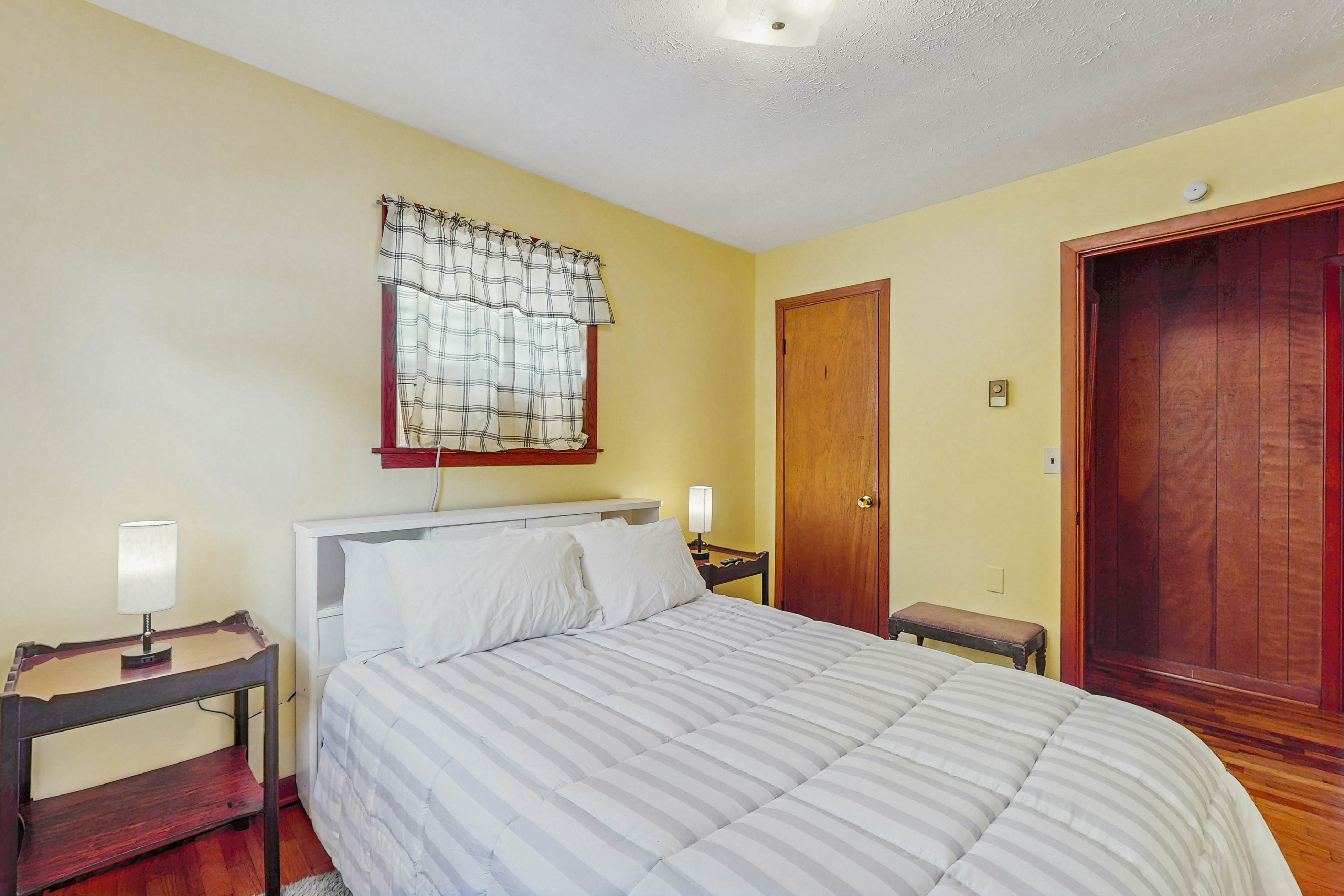 Cozy Lake Getaway dog-friendly home with fire pit, fireplace, Wi-Fi, entry ramp