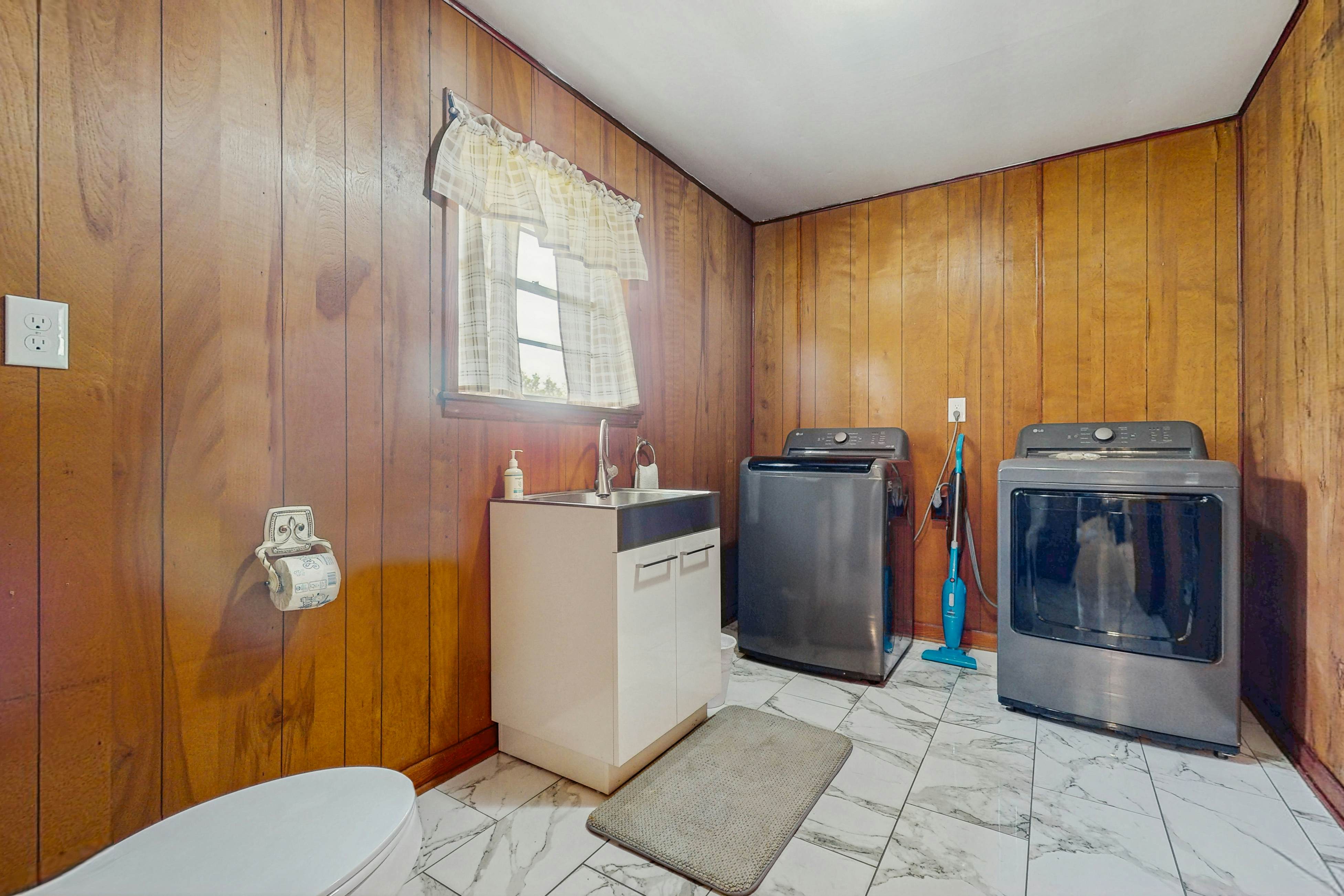 Cozy Lake Getaway dog-friendly home with fire pit, fireplace, Wi-Fi, entry ramp