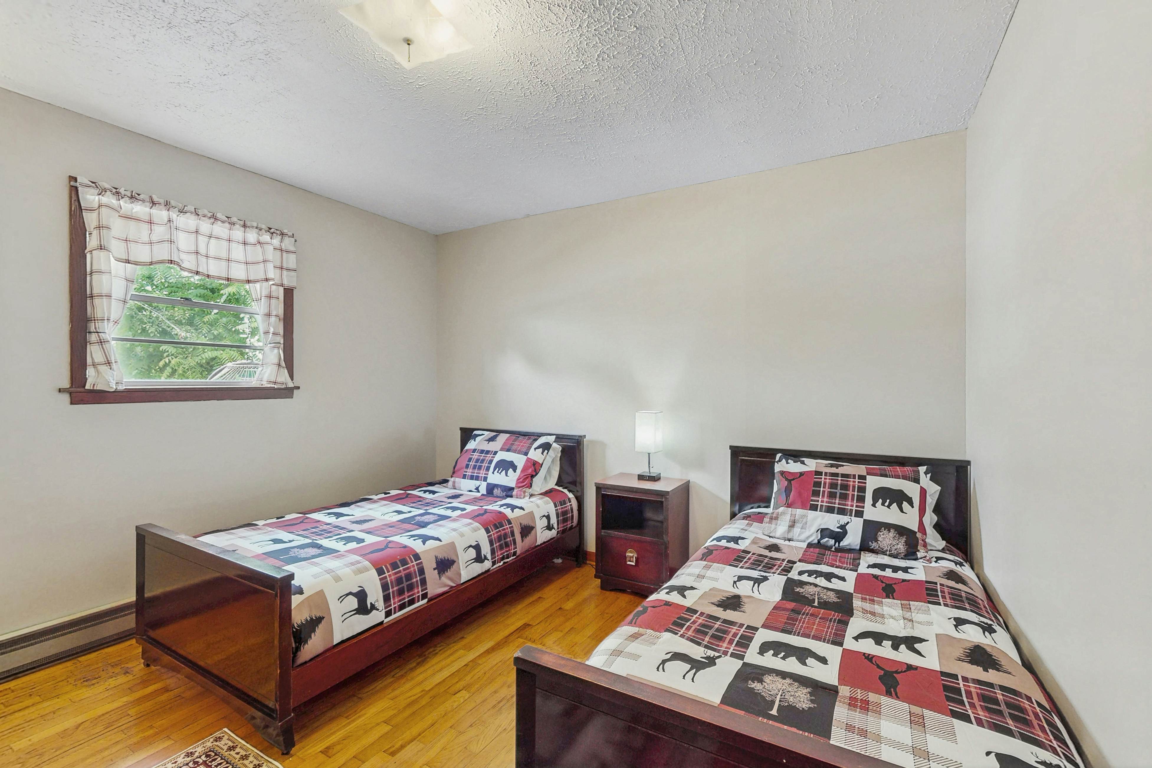 Cozy Lake Getaway dog-friendly home with fire pit, fireplace, Wi-Fi, entry ramp