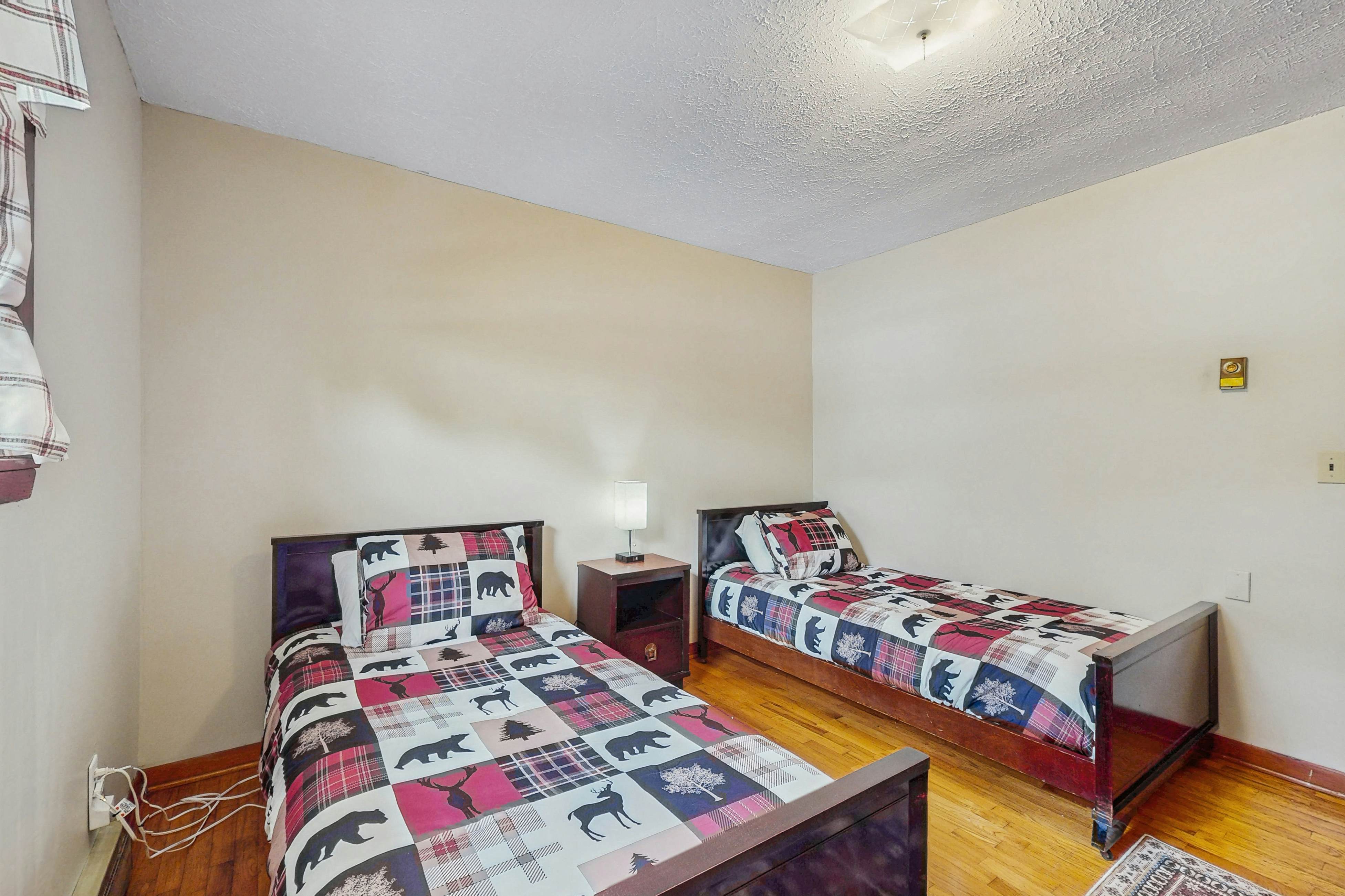 Cozy Lake Getaway dog-friendly home with fire pit, fireplace, Wi-Fi, entry ramp