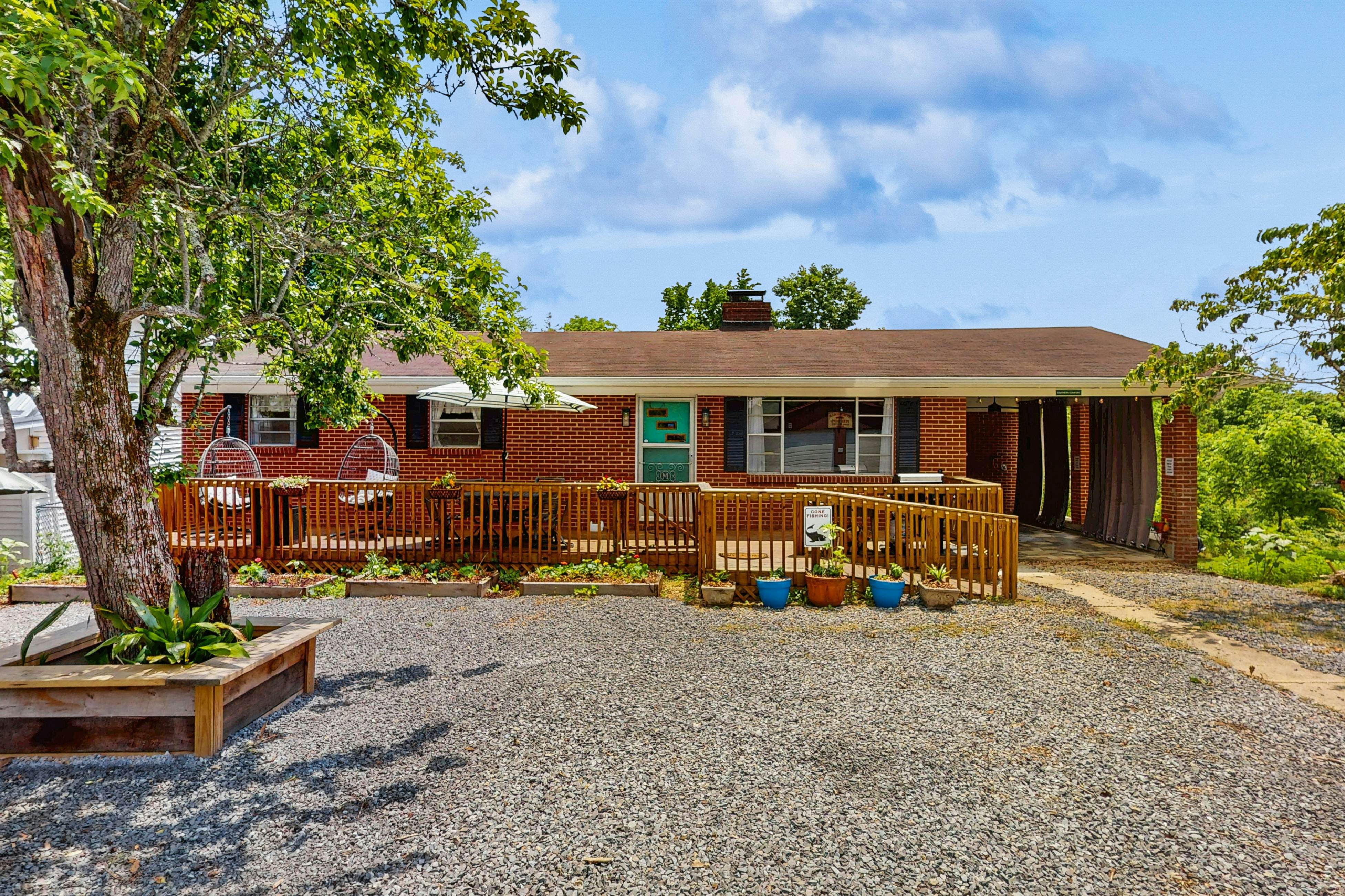 Cozy Lake Getaway dog-friendly home with fire pit, fireplace, Wi-Fi, entry ramp