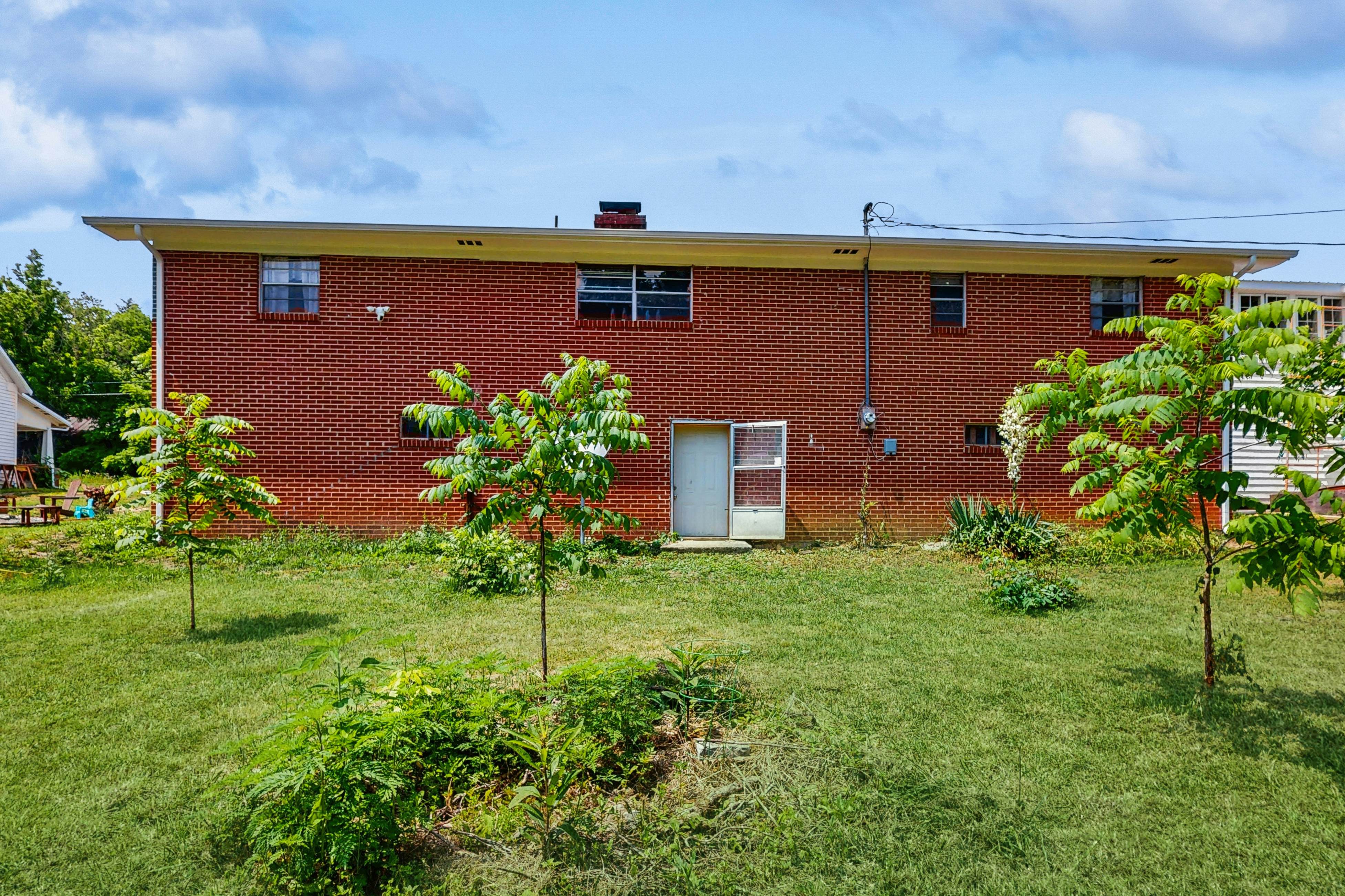 Cozy Lake Getaway dog-friendly home with fire pit, fireplace, Wi-Fi, entry ramp