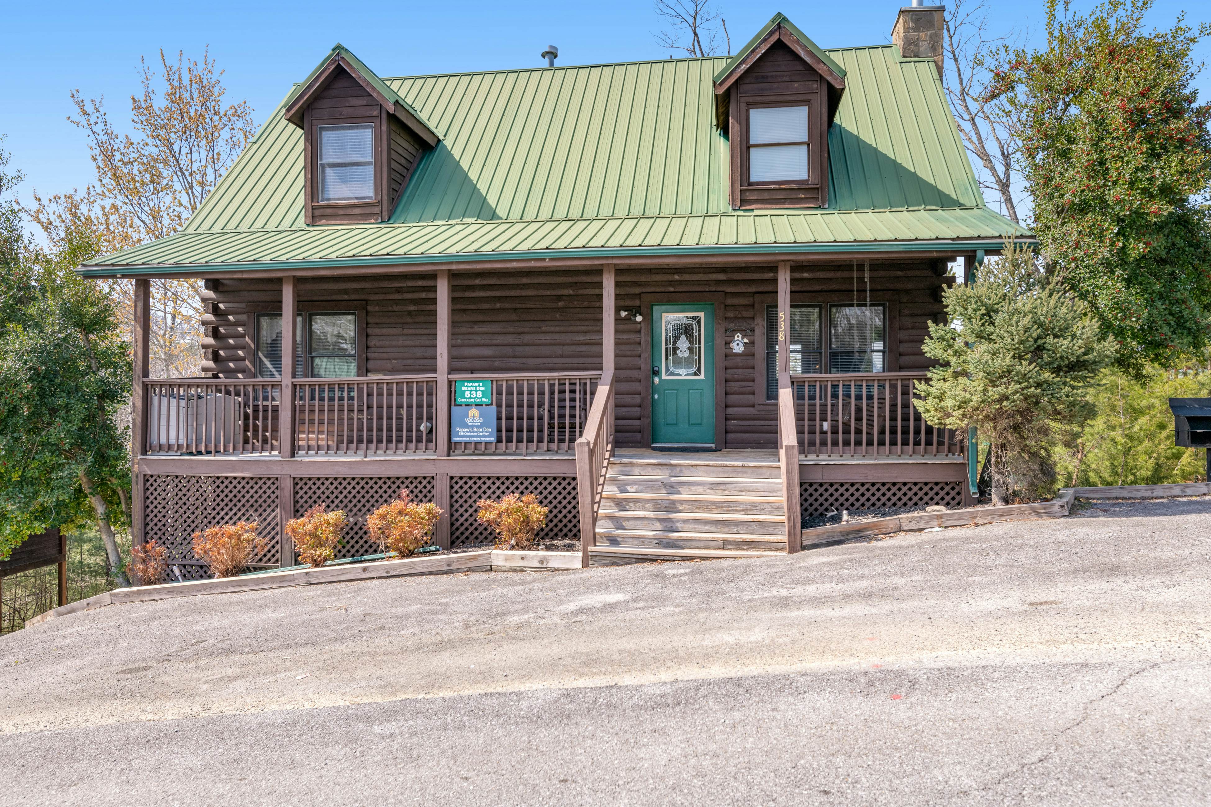 Pretty Cabin w/ Private Hot Tub, Shared Seasonal Pool, & Free Attraction Tickets
