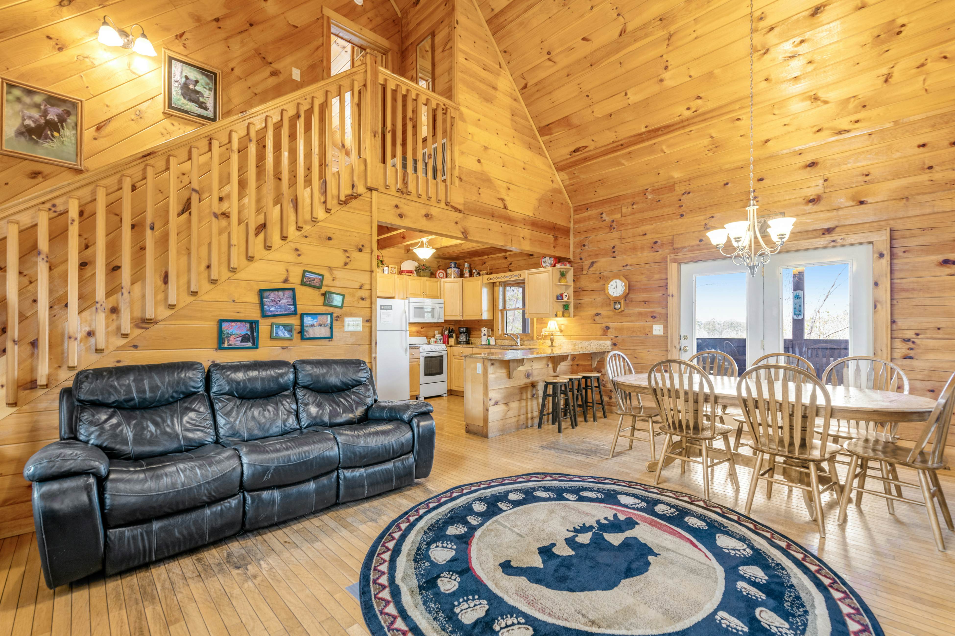 Charming Cabin, Sleeps 10・Hot Tub・Shared Pool