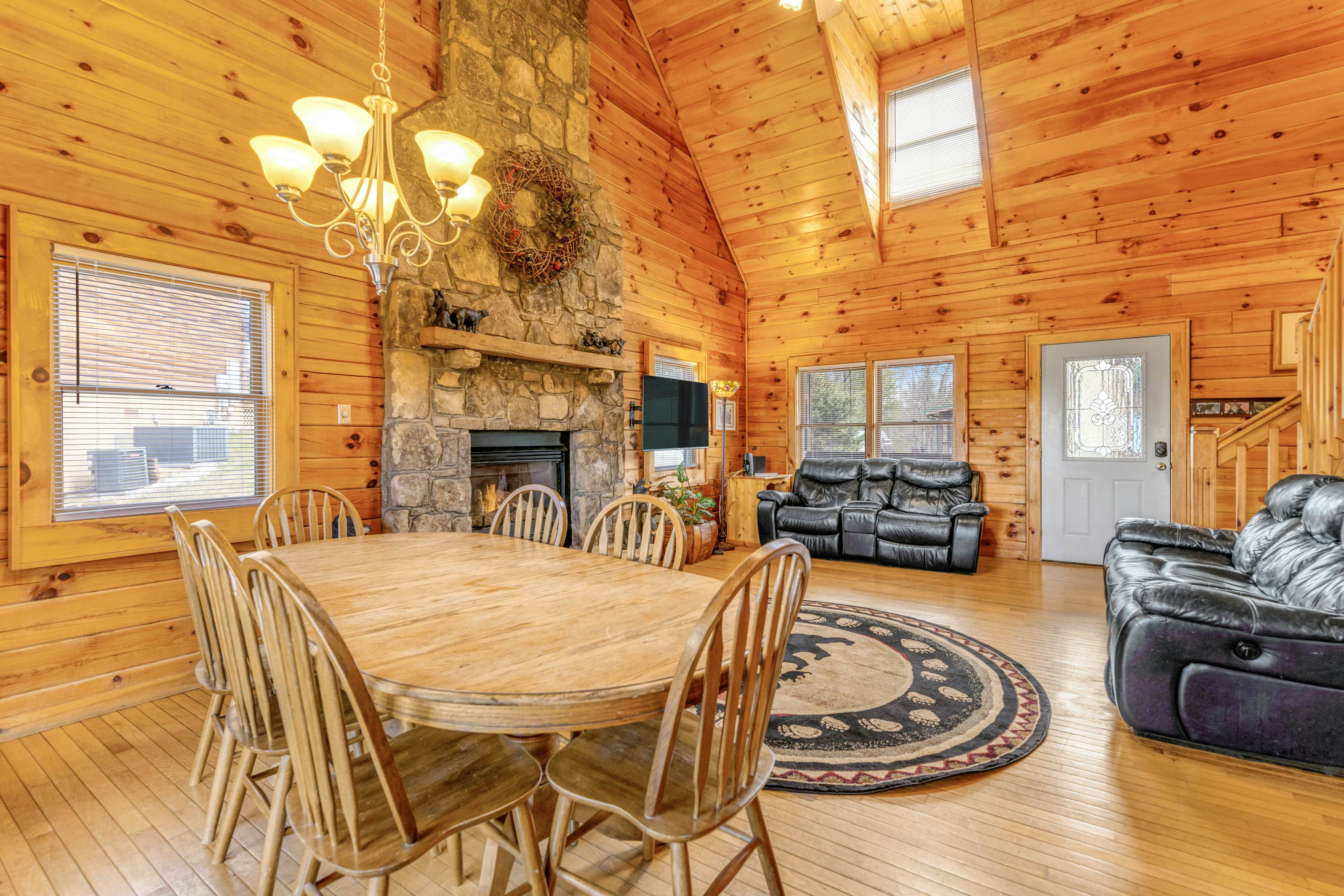 Charming Cabin, Sleeps 10・Hot Tub・Shared Pool