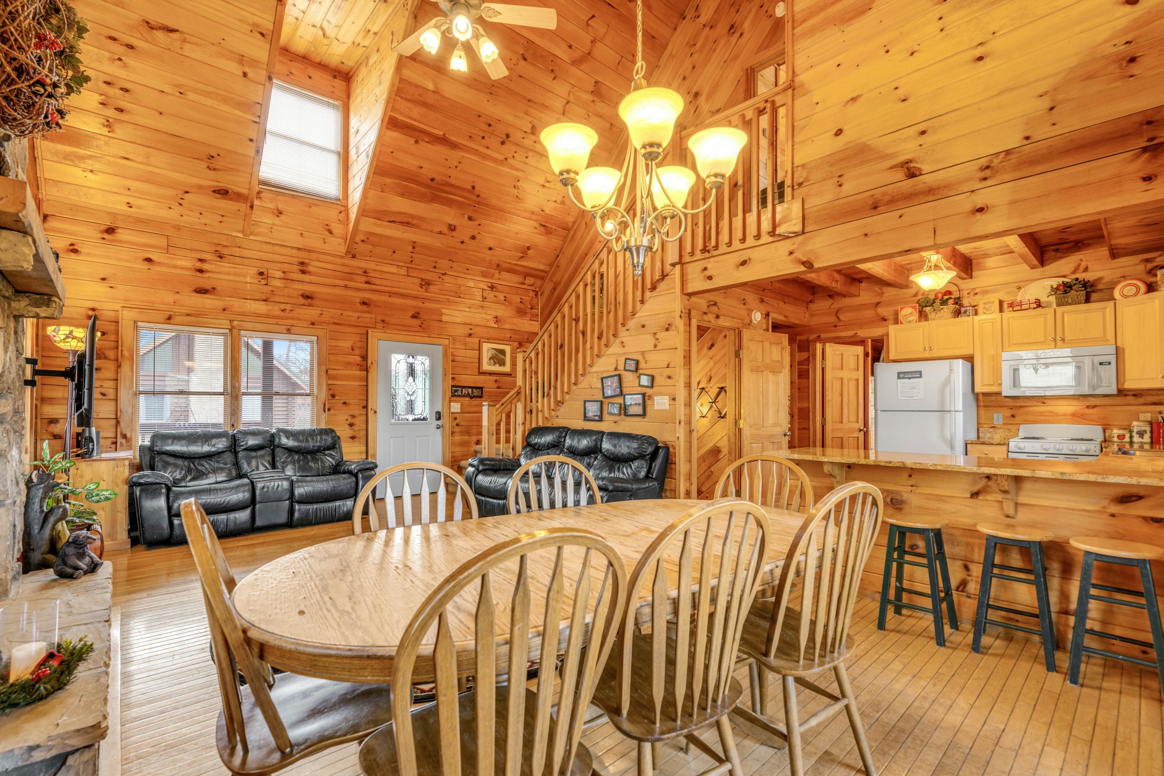 Charming Cabin, Sleeps 10・Hot Tub・Shared Pool