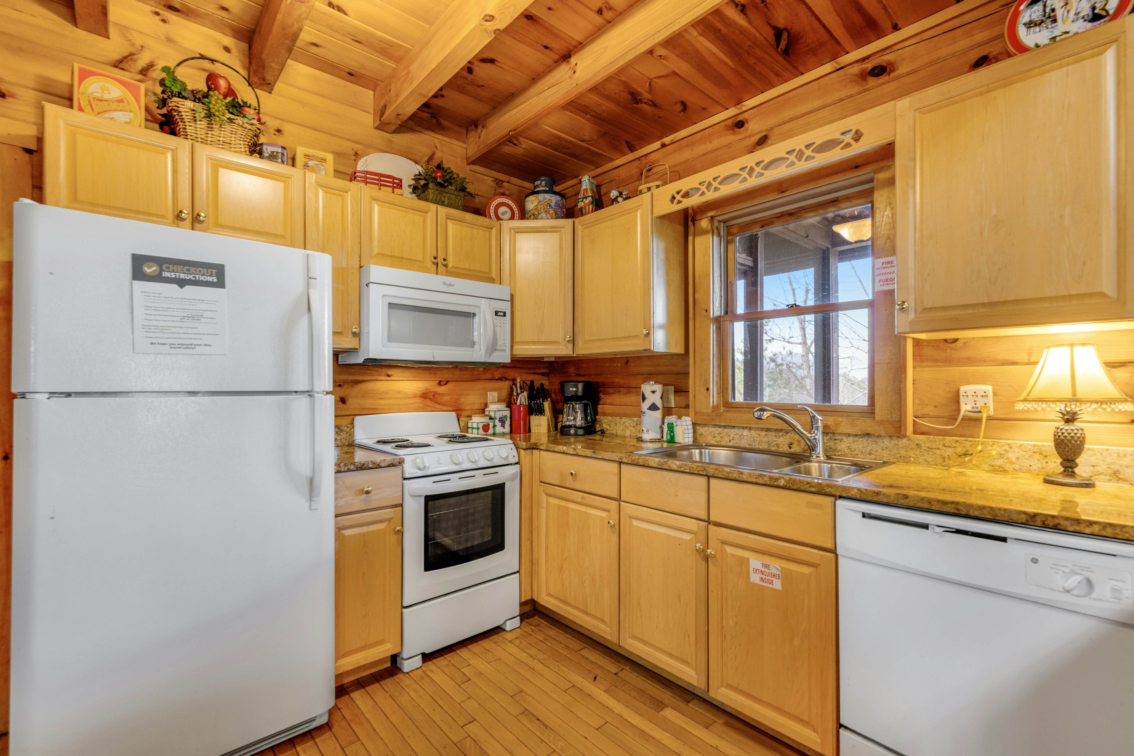 Charming Cabin, Sleeps 10・Hot Tub・Shared Pool