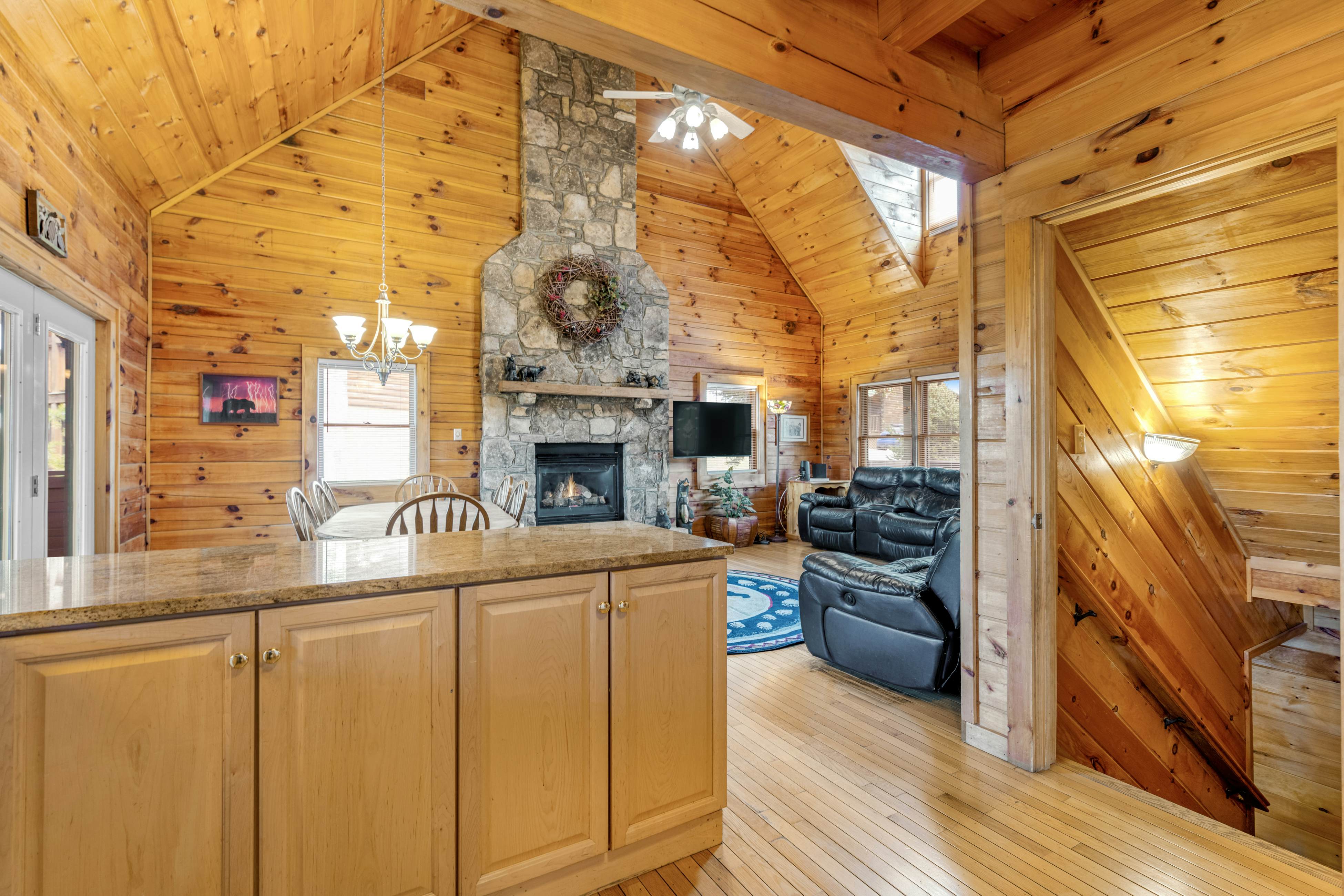 Charming Cabin, Sleeps 10・Hot Tub・Shared Pool