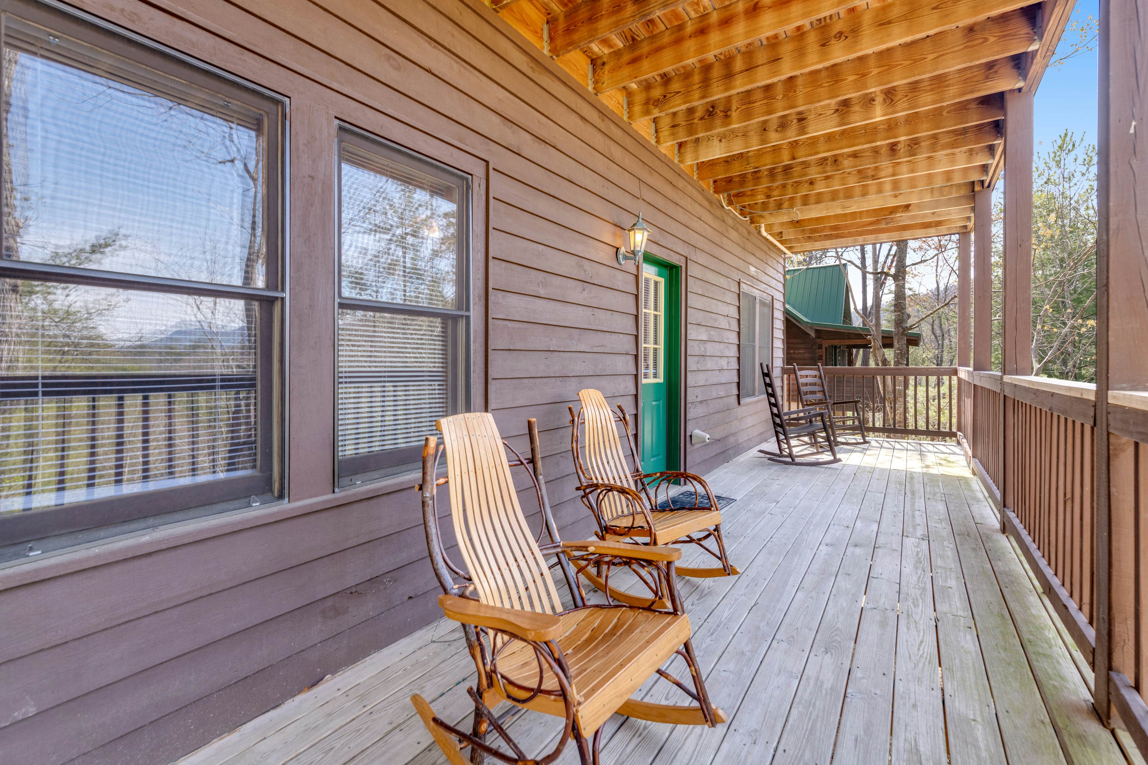 Charming Cabin, Sleeps 10・Hot Tub・Shared Pool