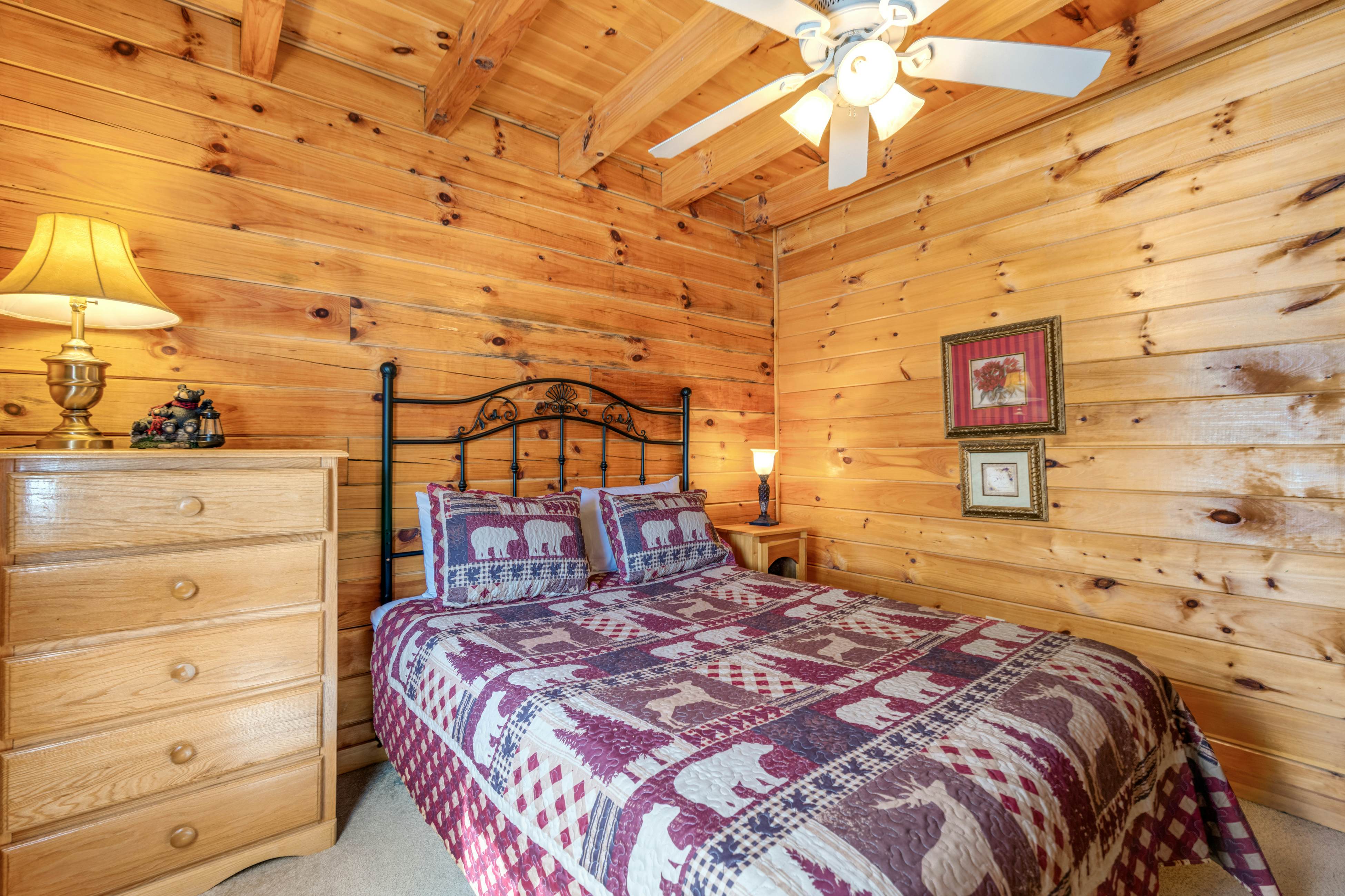 Charming Cabin, Sleeps 10・Hot Tub・Shared Pool