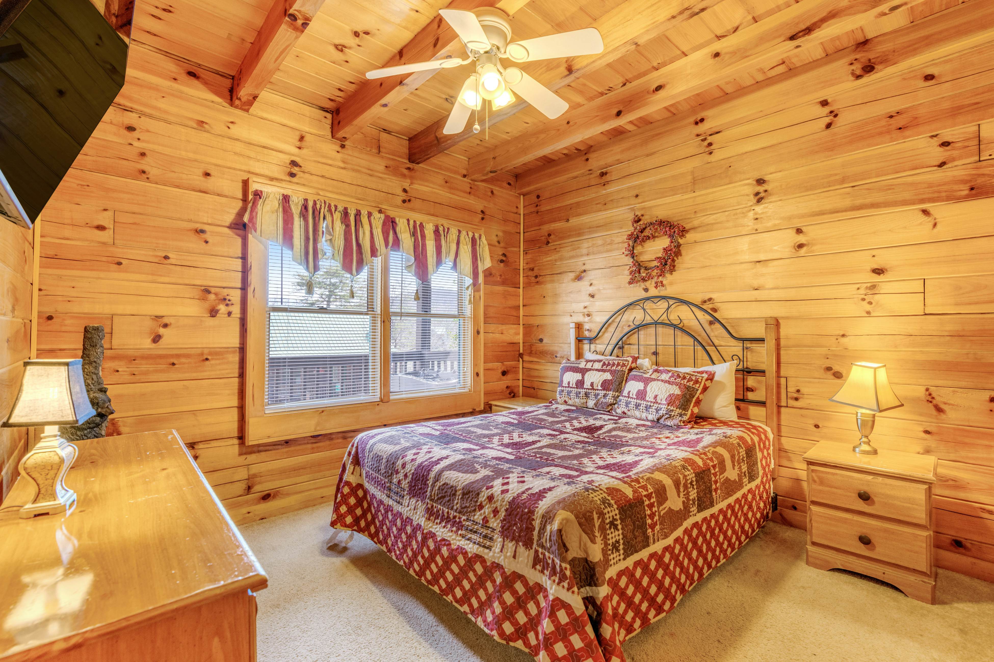 Charming Cabin, Sleeps 10・Hot Tub・Shared Pool