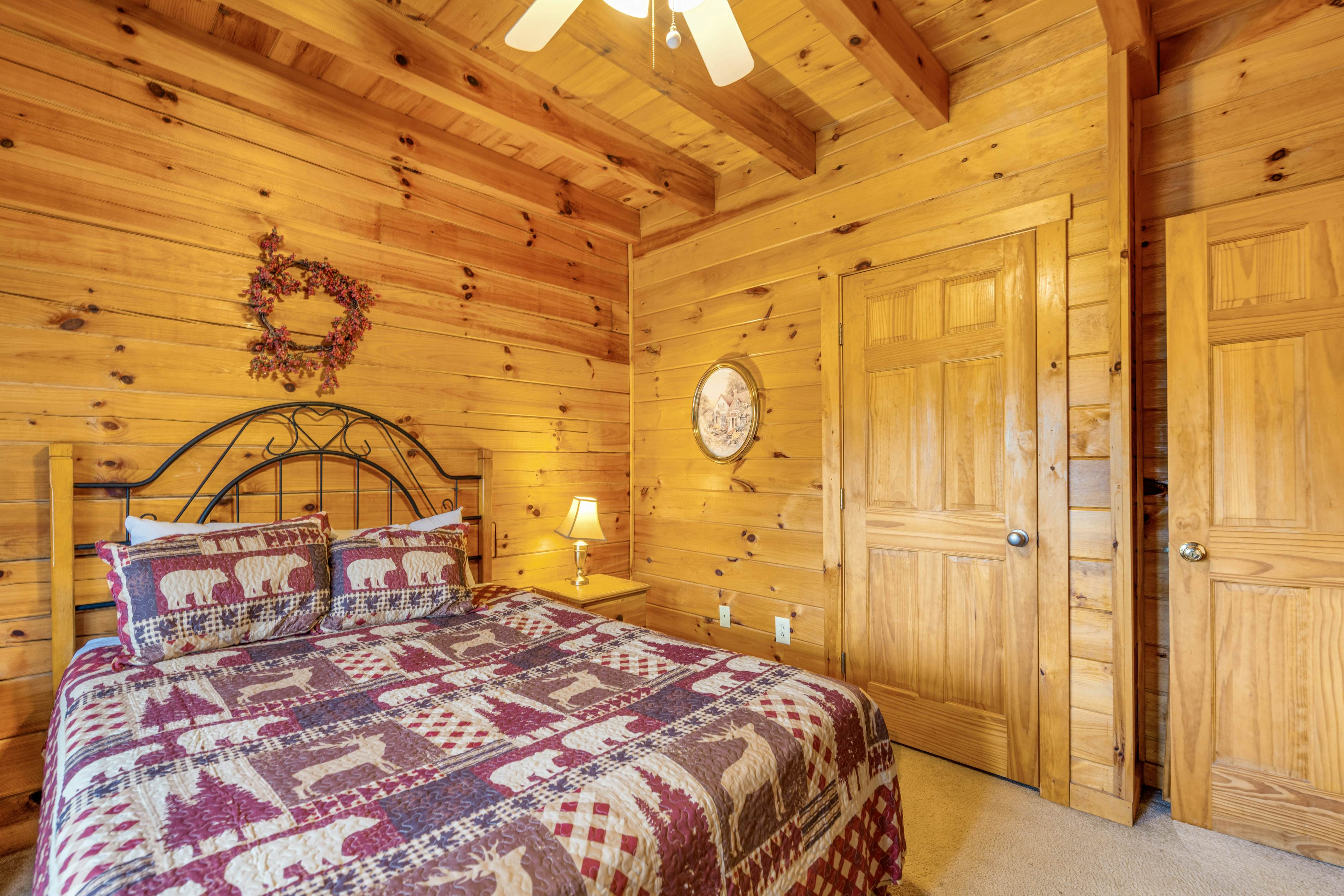 Charming Cabin, Sleeps 10・Hot Tub・Shared Pool