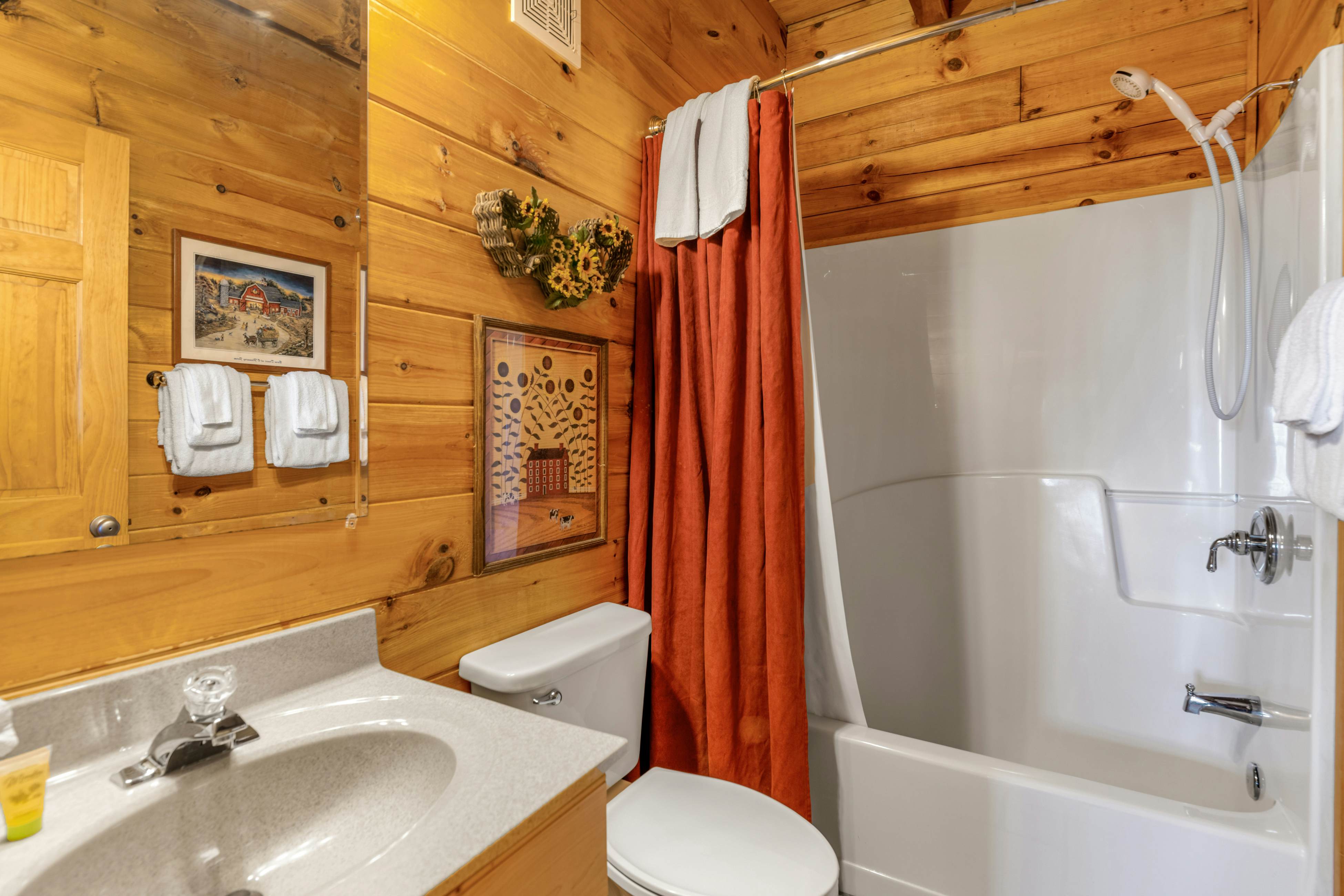 Charming Cabin, Sleeps 10・Hot Tub・Shared Pool