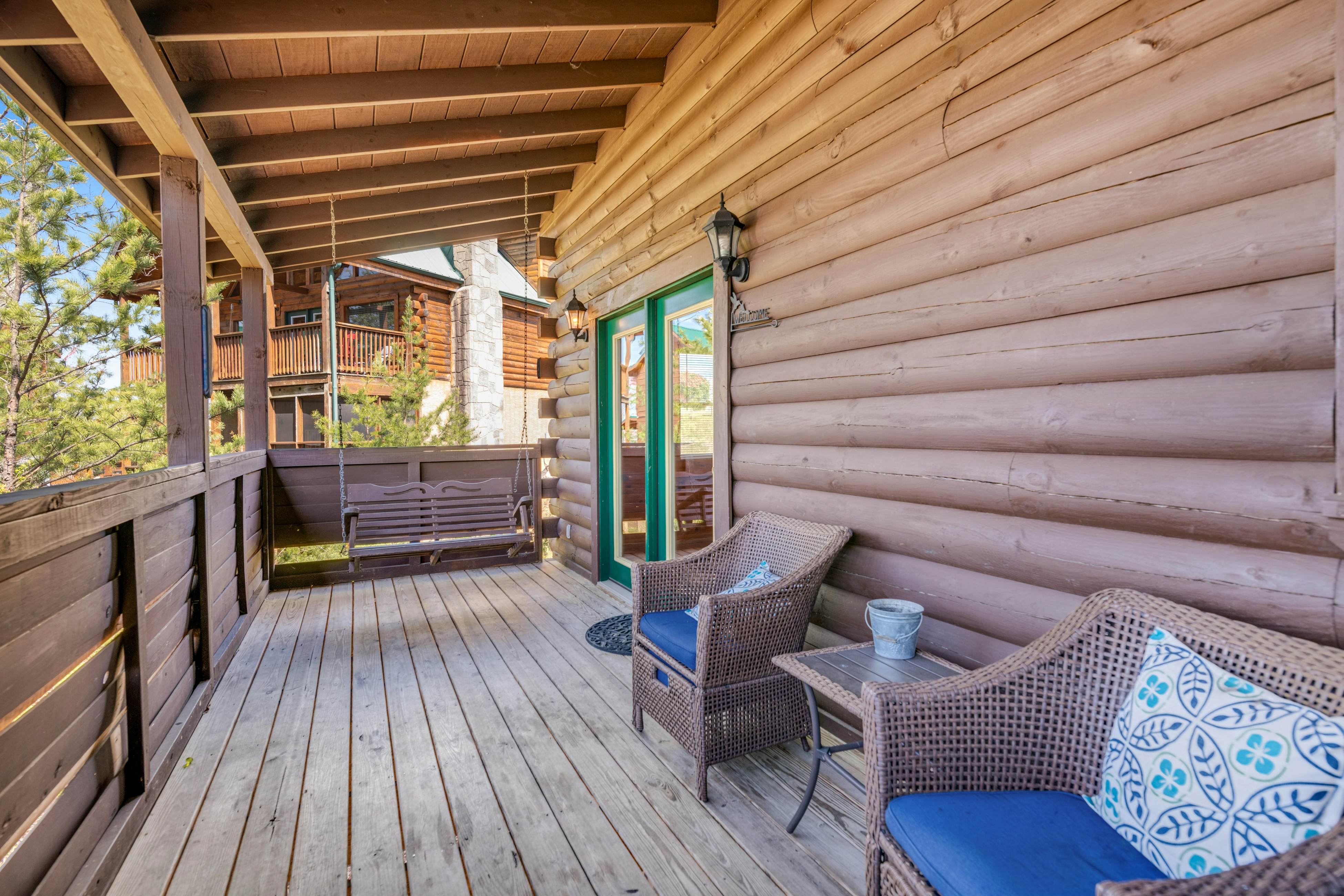 Pretty Cabin w/ Private Hot Tub, Shared Seasonal Pool, & Free Attraction Tickets