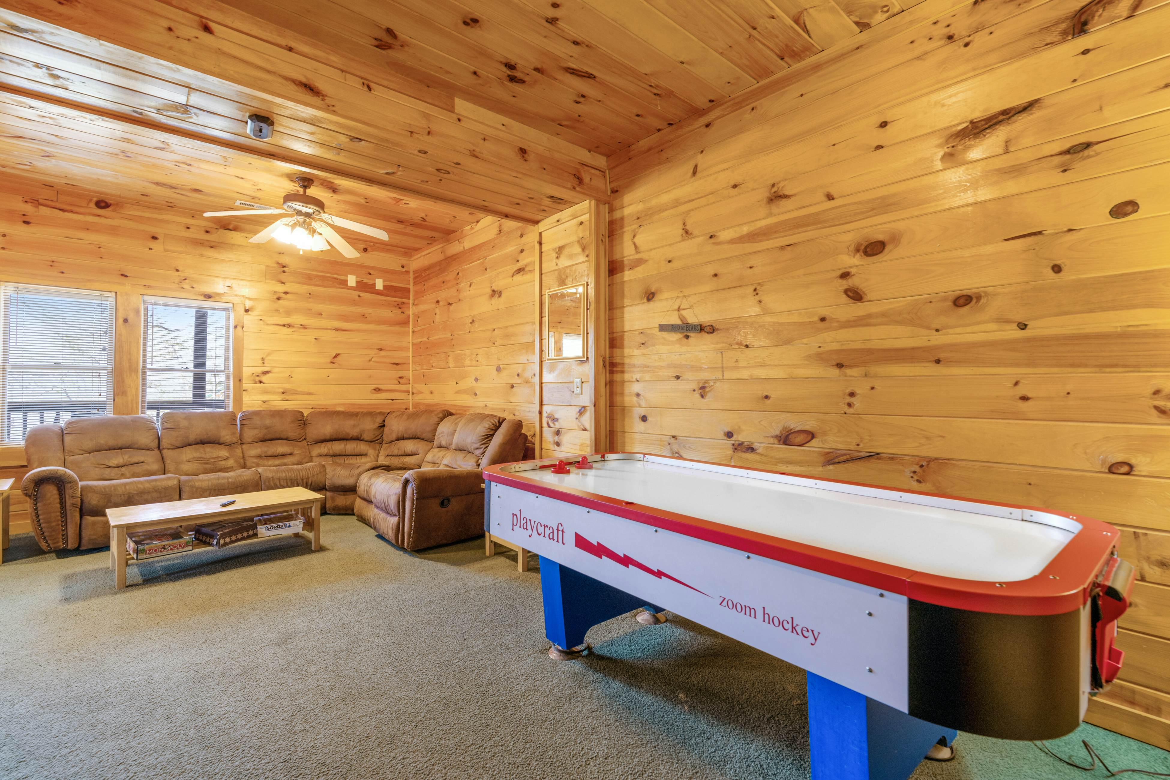 Charming Cabin, Sleeps 10・Hot Tub・Shared Pool