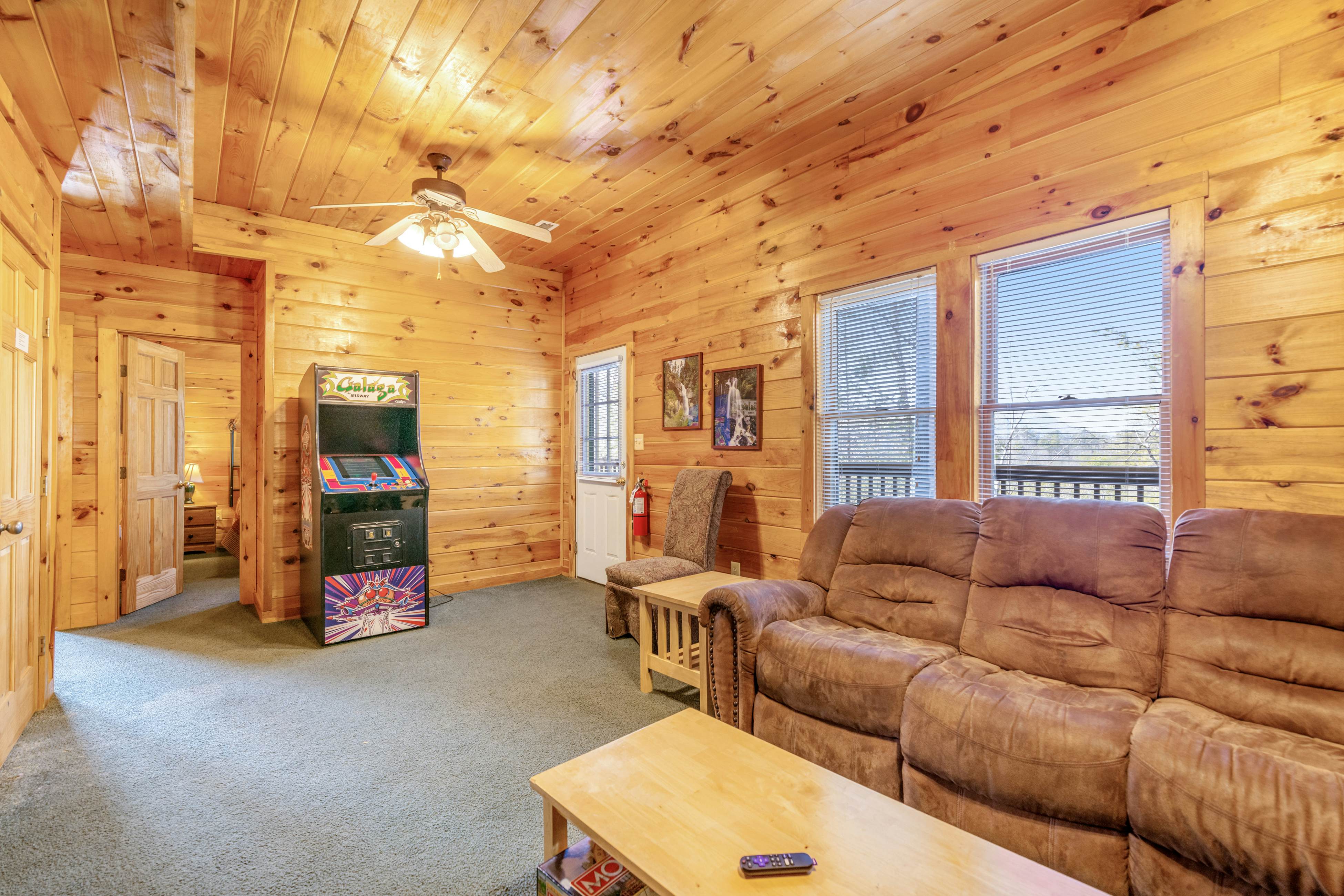 Charming Cabin, Sleeps 10・Hot Tub・Shared Pool