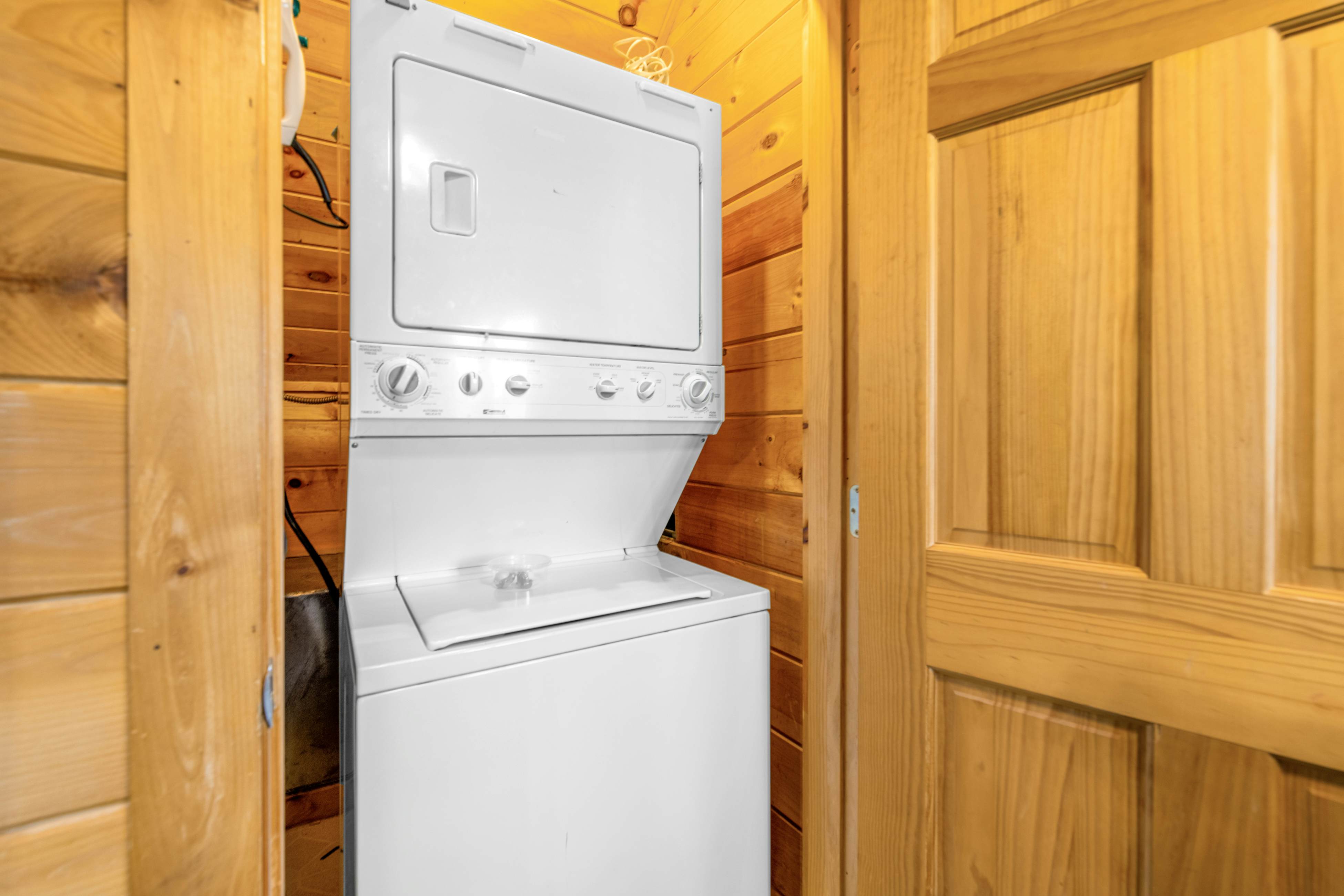 Charming Cabin, Sleeps 10・Hot Tub・Shared Pool