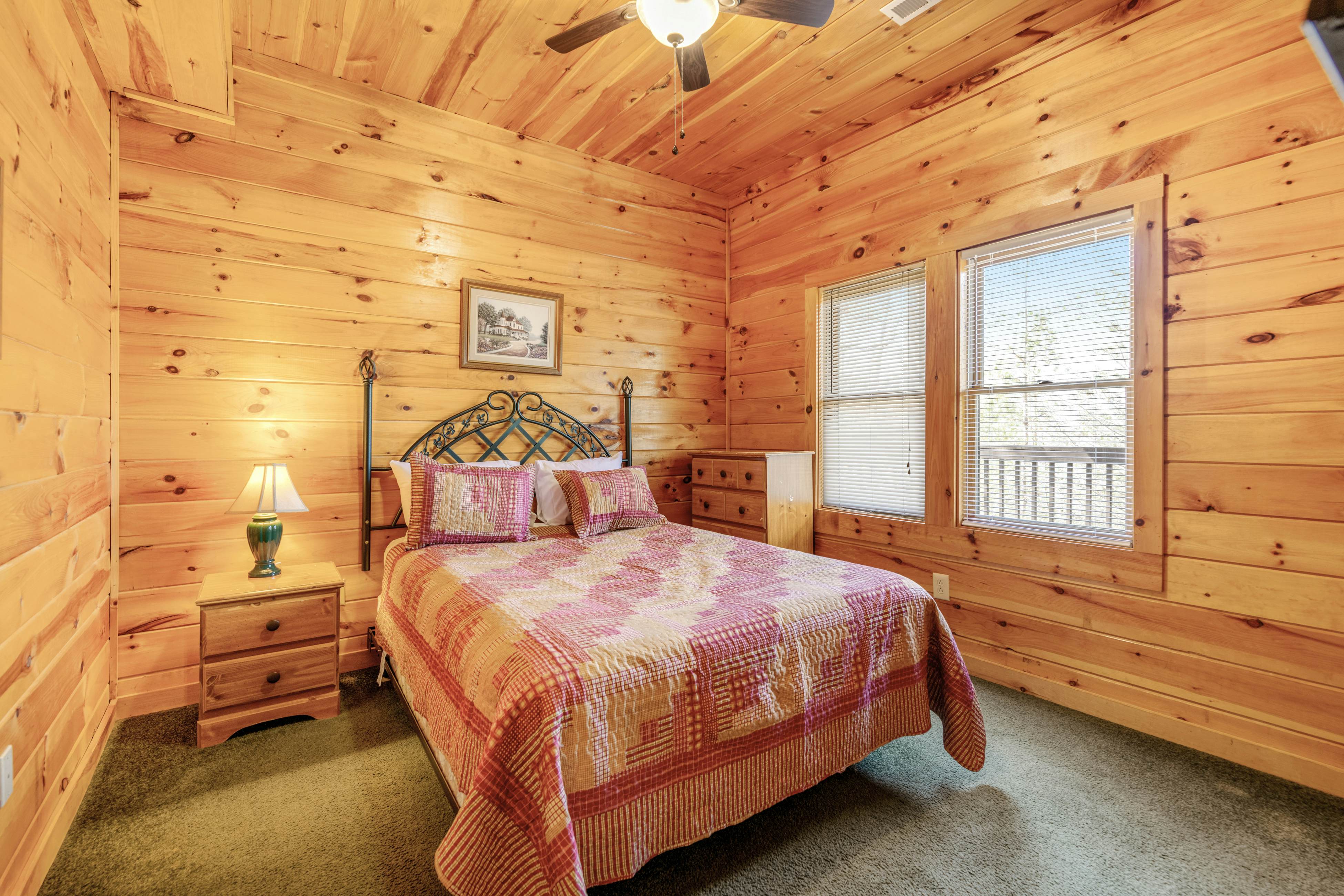 Charming Cabin, Sleeps 10・Hot Tub・Shared Pool