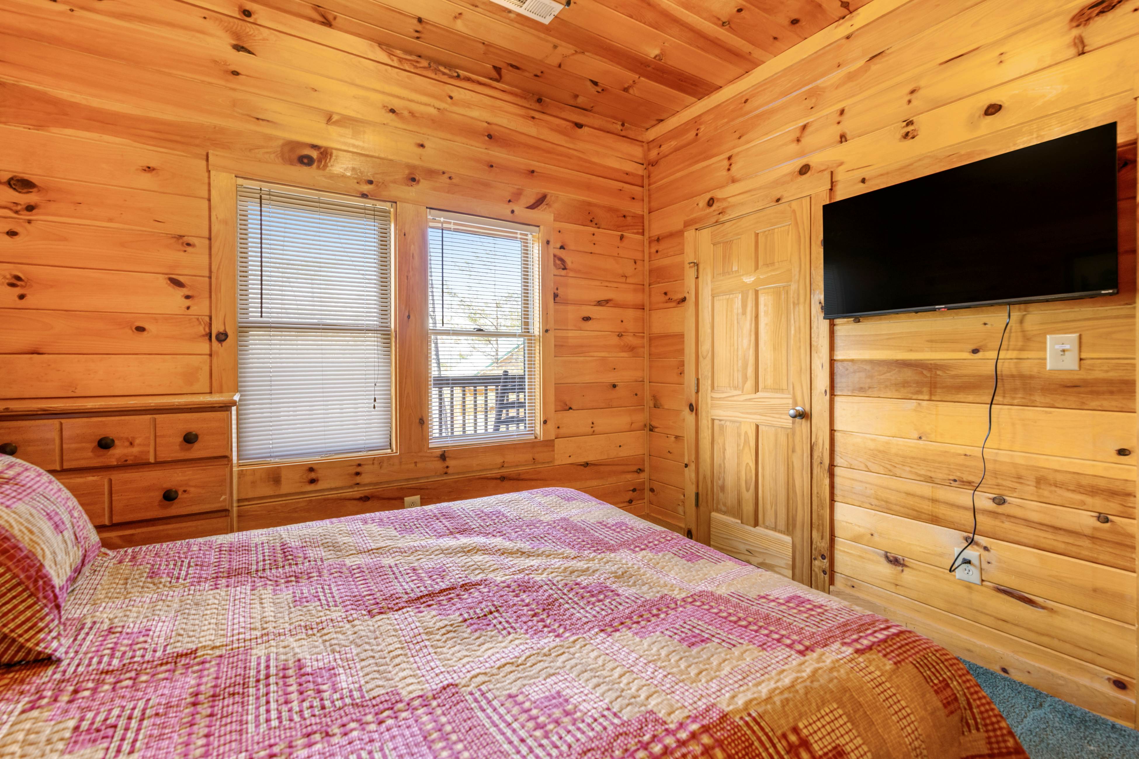 Charming Cabin, Sleeps 10・Hot Tub・Shared Pool