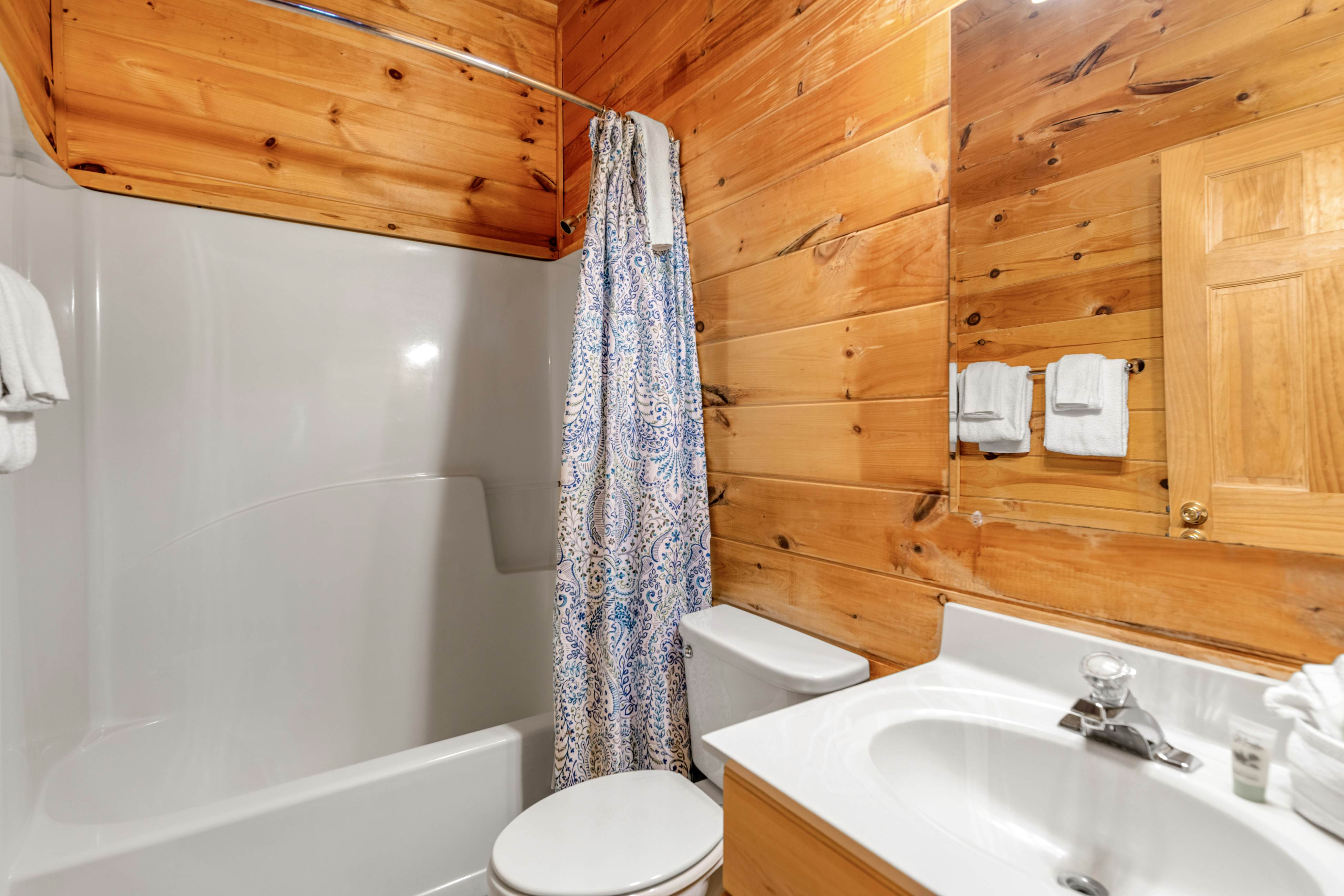 Charming Cabin, Sleeps 10・Hot Tub・Shared Pool