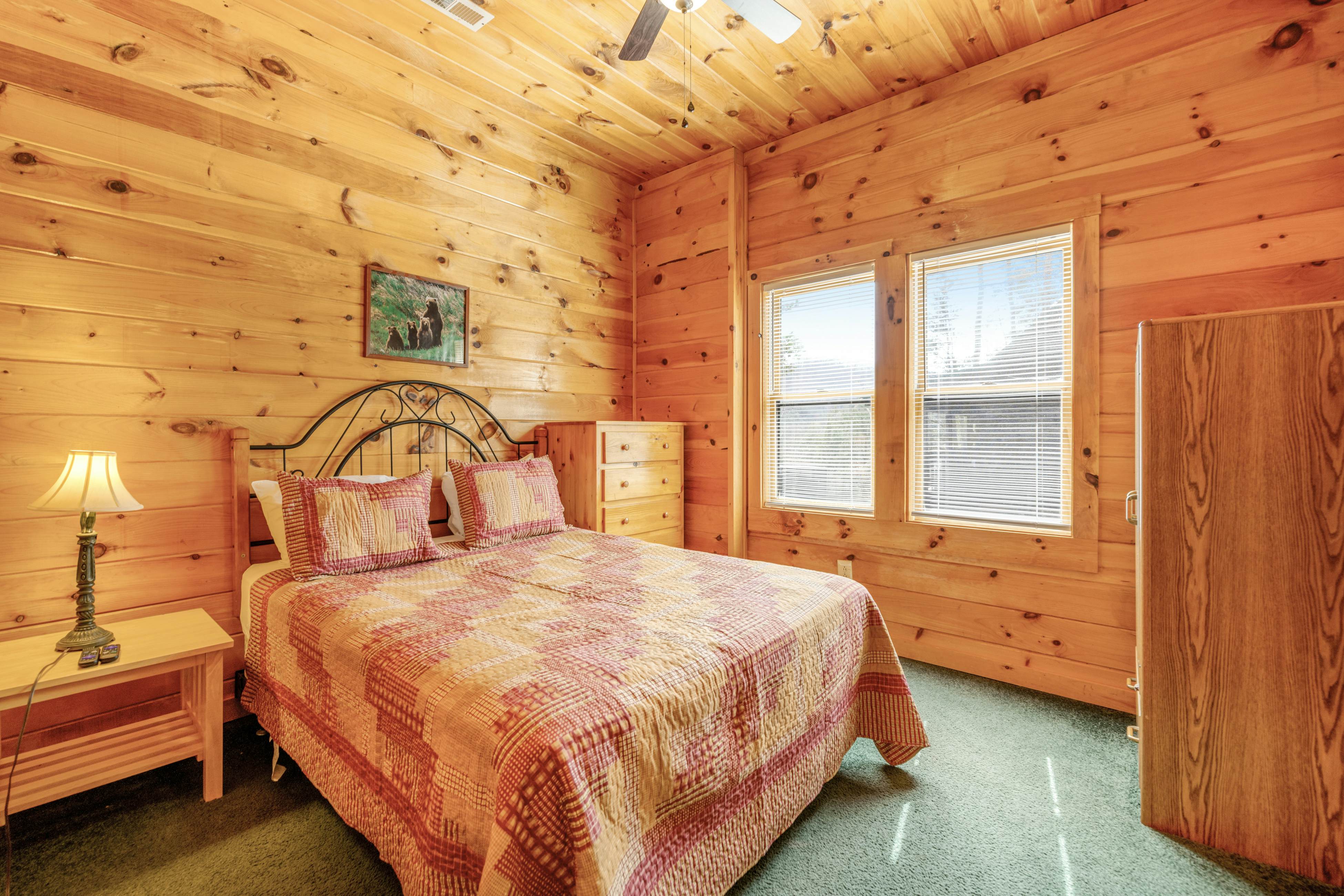 Charming Cabin, Sleeps 10・Hot Tub・Shared Pool