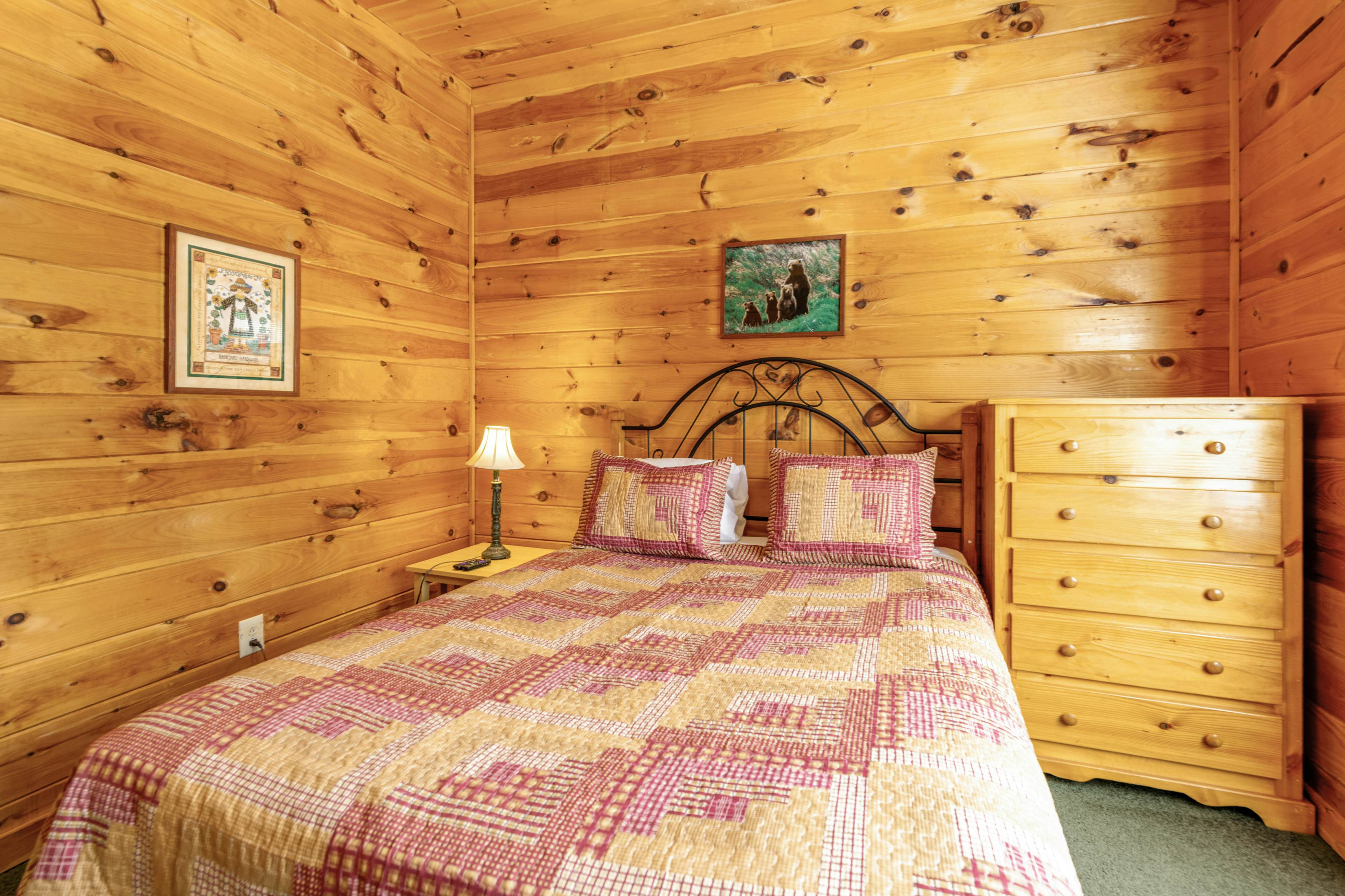 Charming Cabin, Sleeps 10・Hot Tub・Shared Pool